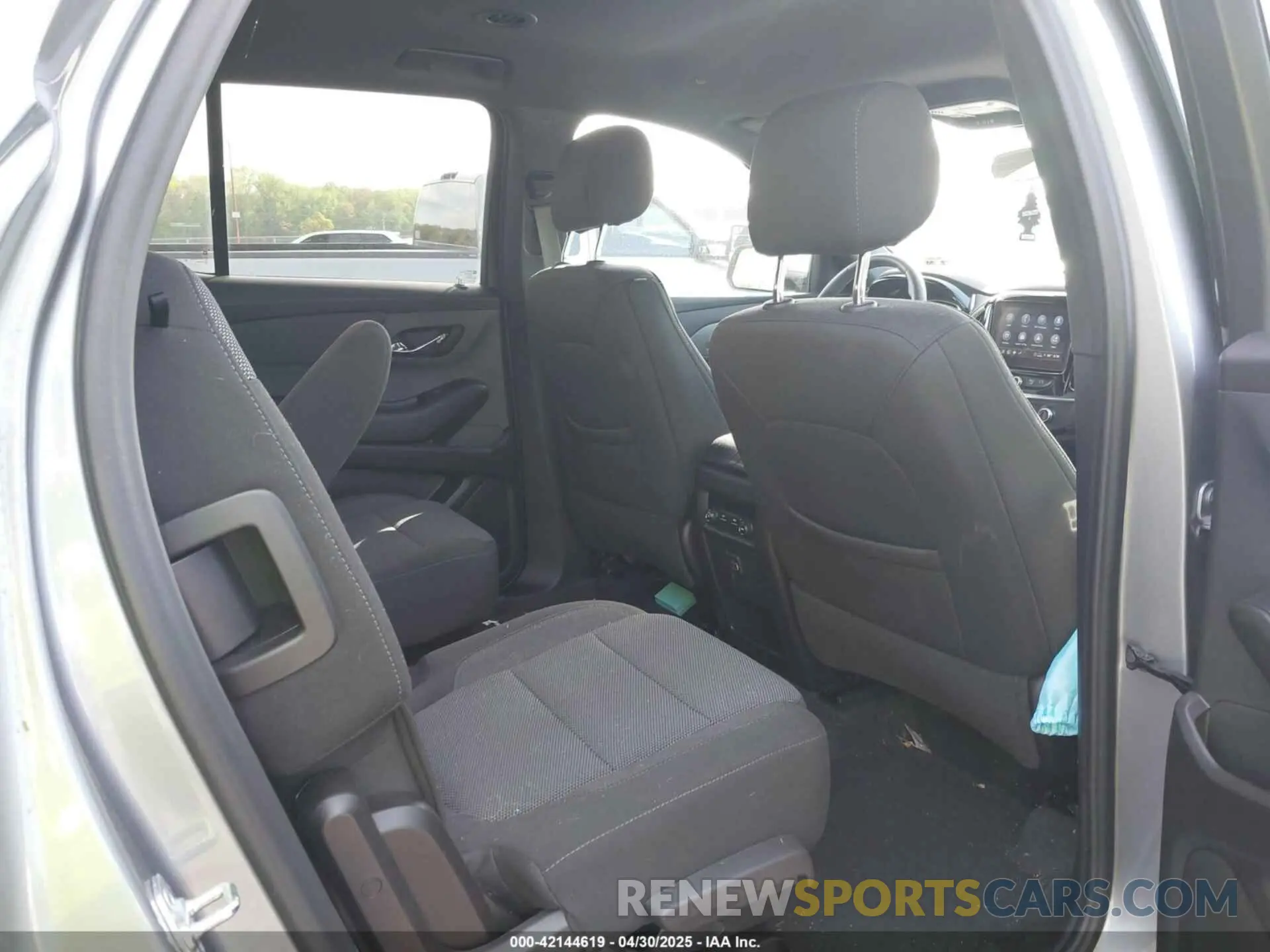8 Photograph of a damaged car 1GNEVGKW3PJ336948 CHEVROLET TRAVERSE 2023