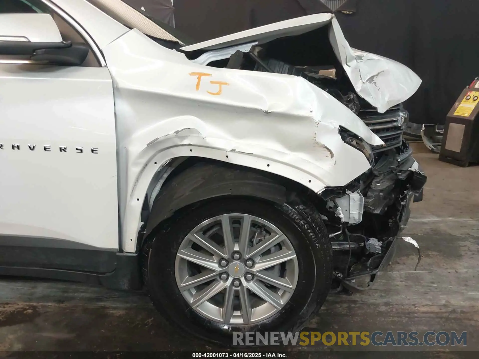 18 Photograph of a damaged car 1GNEVGKW4PJ332410 CHEVROLET TRAVERSE 2023