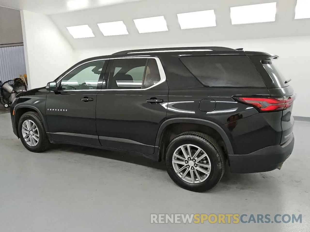 2 Фотография поврежденного автомобиля 1GNEVGKW7PJ148353 CHEVROLET TRAVERSE 2023