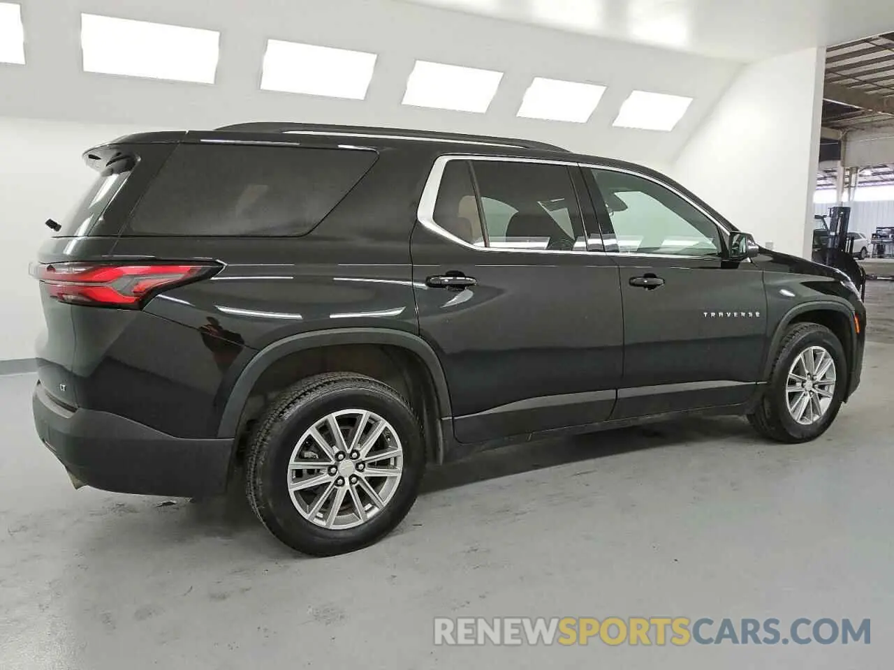 3 Фотография поврежденного автомобиля 1GNEVGKW7PJ148353 CHEVROLET TRAVERSE 2023