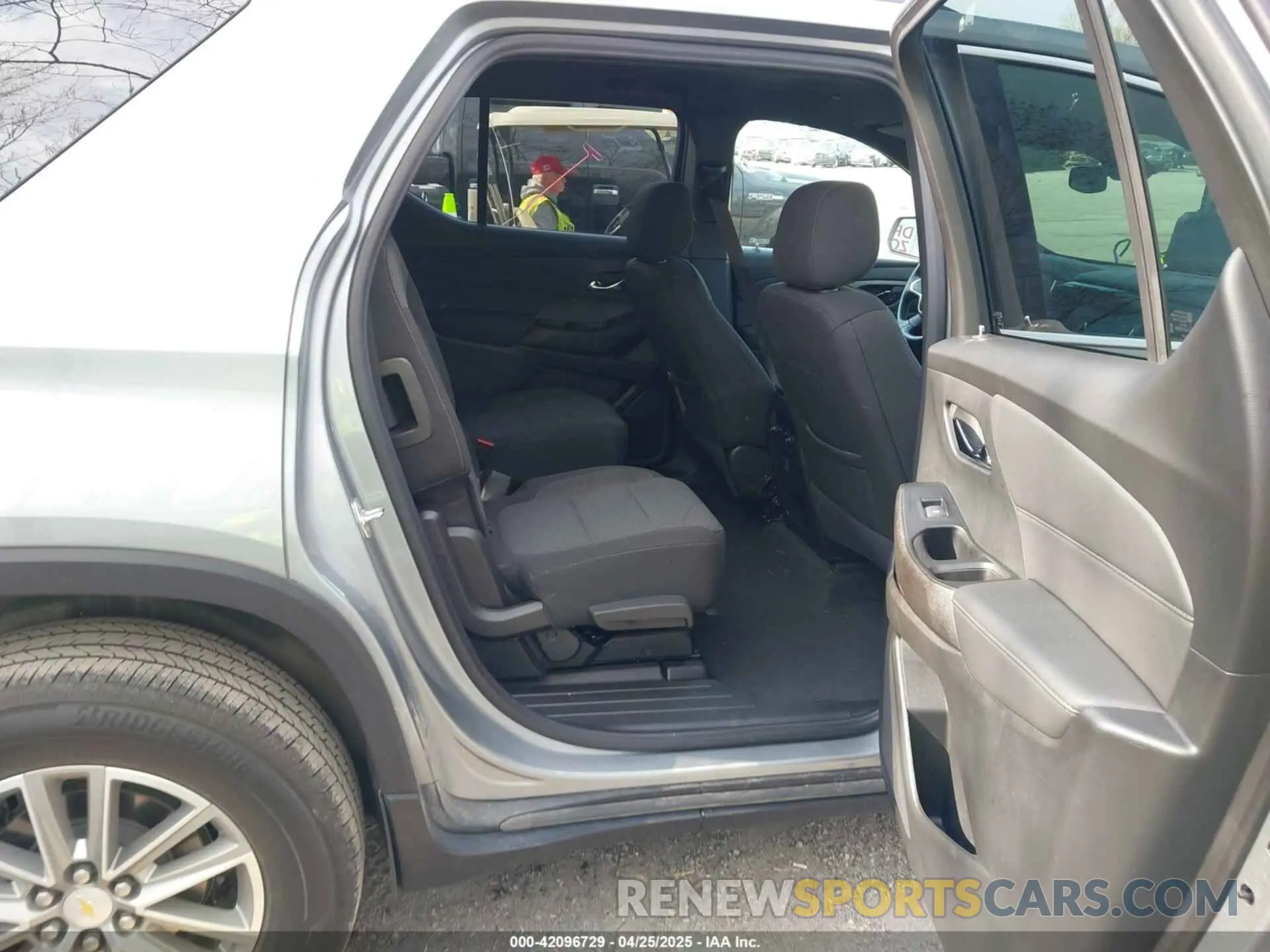 8 Фотография поврежденного автомобиля 1GNEVGKW7PJ324625 CHEVROLET TRAVERSE 2023