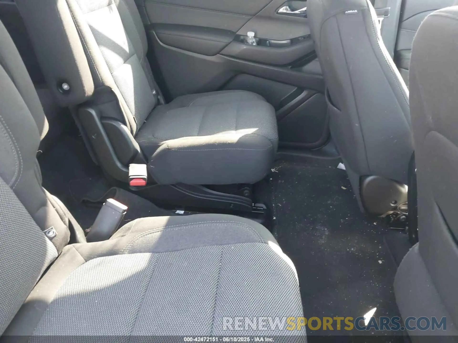 8 Photograph of a damaged car 1GNEVGKW9PJ144823 CHEVROLET TRAVERSE 2023