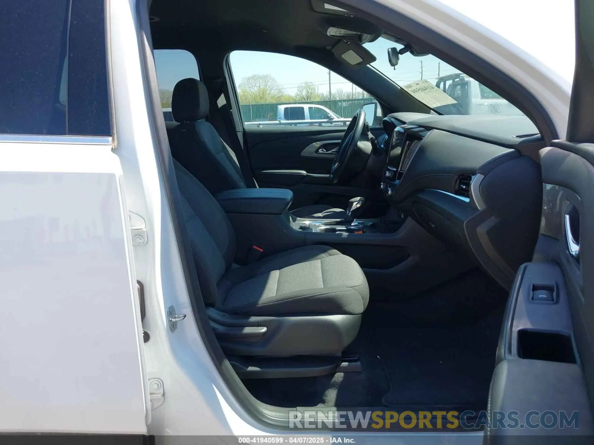 5 Photograph of a damaged car 1GNEVGKWXPJ226057 CHEVROLET TRAVERSE 2023
