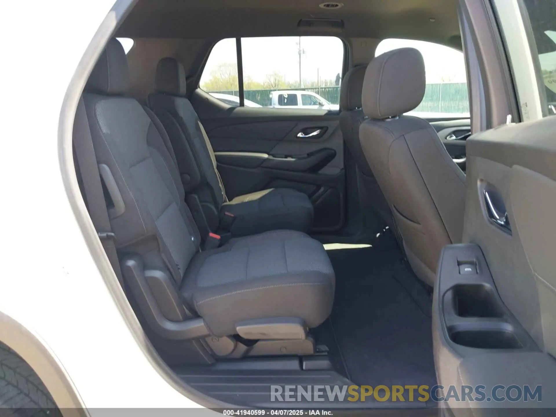 8 Photograph of a damaged car 1GNEVGKWXPJ226057 CHEVROLET TRAVERSE 2023