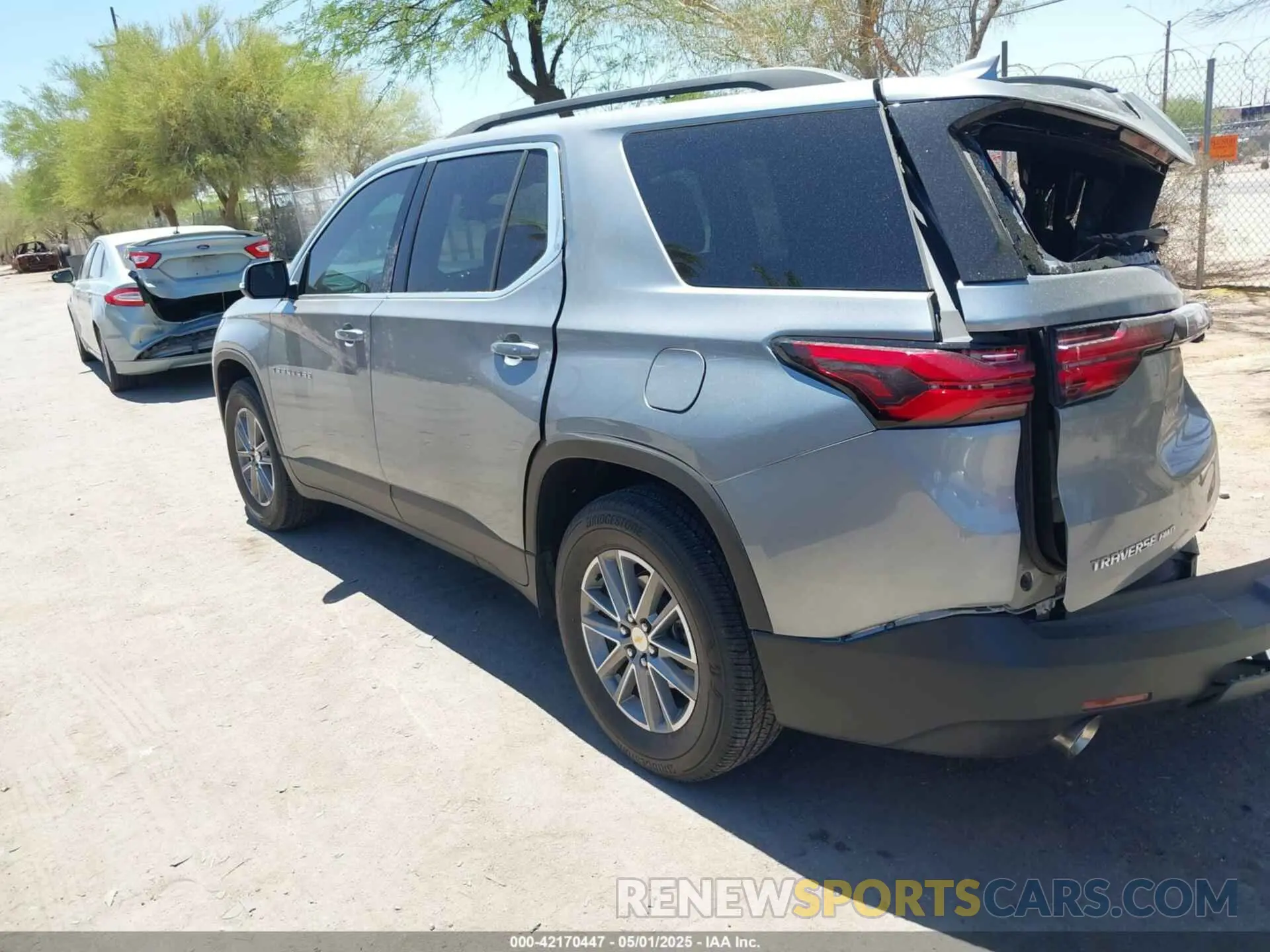 3 Фотография поврежденного автомобиля 1GNEVGKWXPJ274982 CHEVROLET TRAVERSE 2023