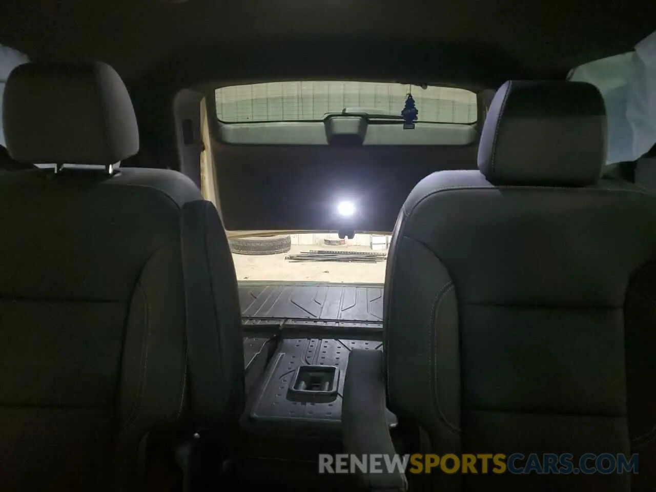 10 Photograph of a damaged car 1GNEVHKW0PJ233704 CHEVROLET TRAVERSE 2023