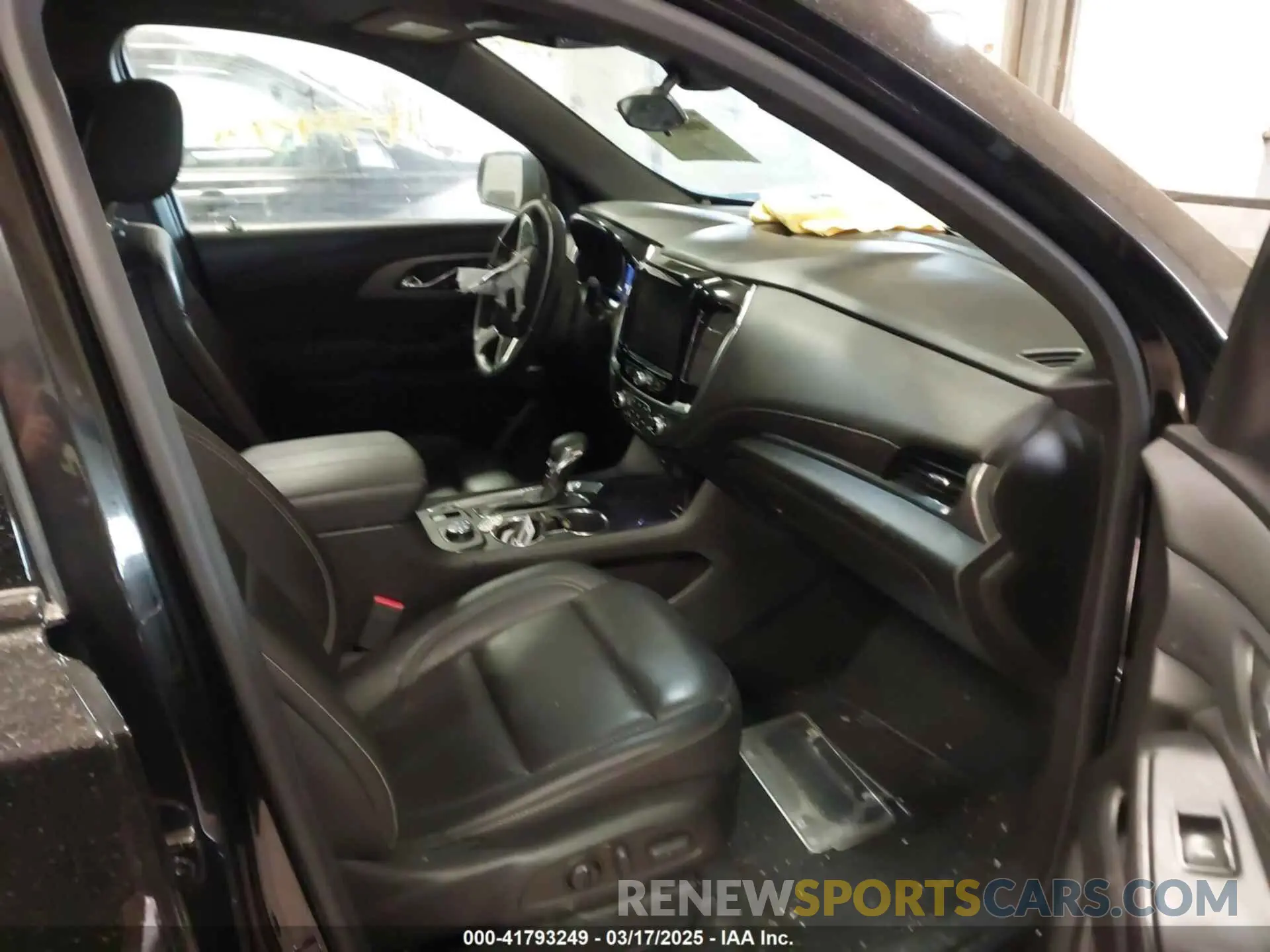 5 Photograph of a damaged car 1GNEVHKW5PJ164766 CHEVROLET TRAVERSE 2023