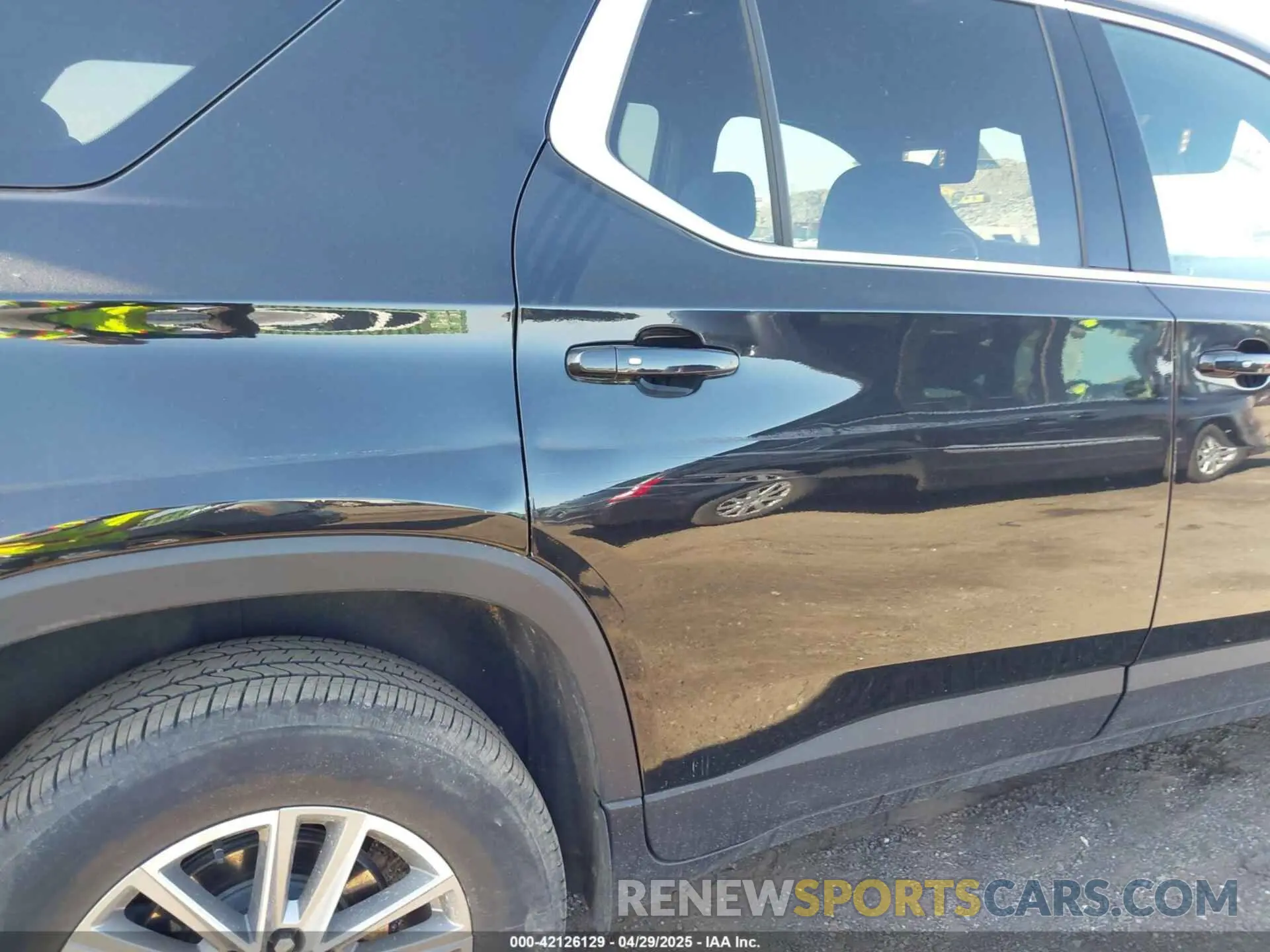 18 Photograph of a damaged car 1GNEVHKW6PJ184282 CHEVROLET TRAVERSE 2023
