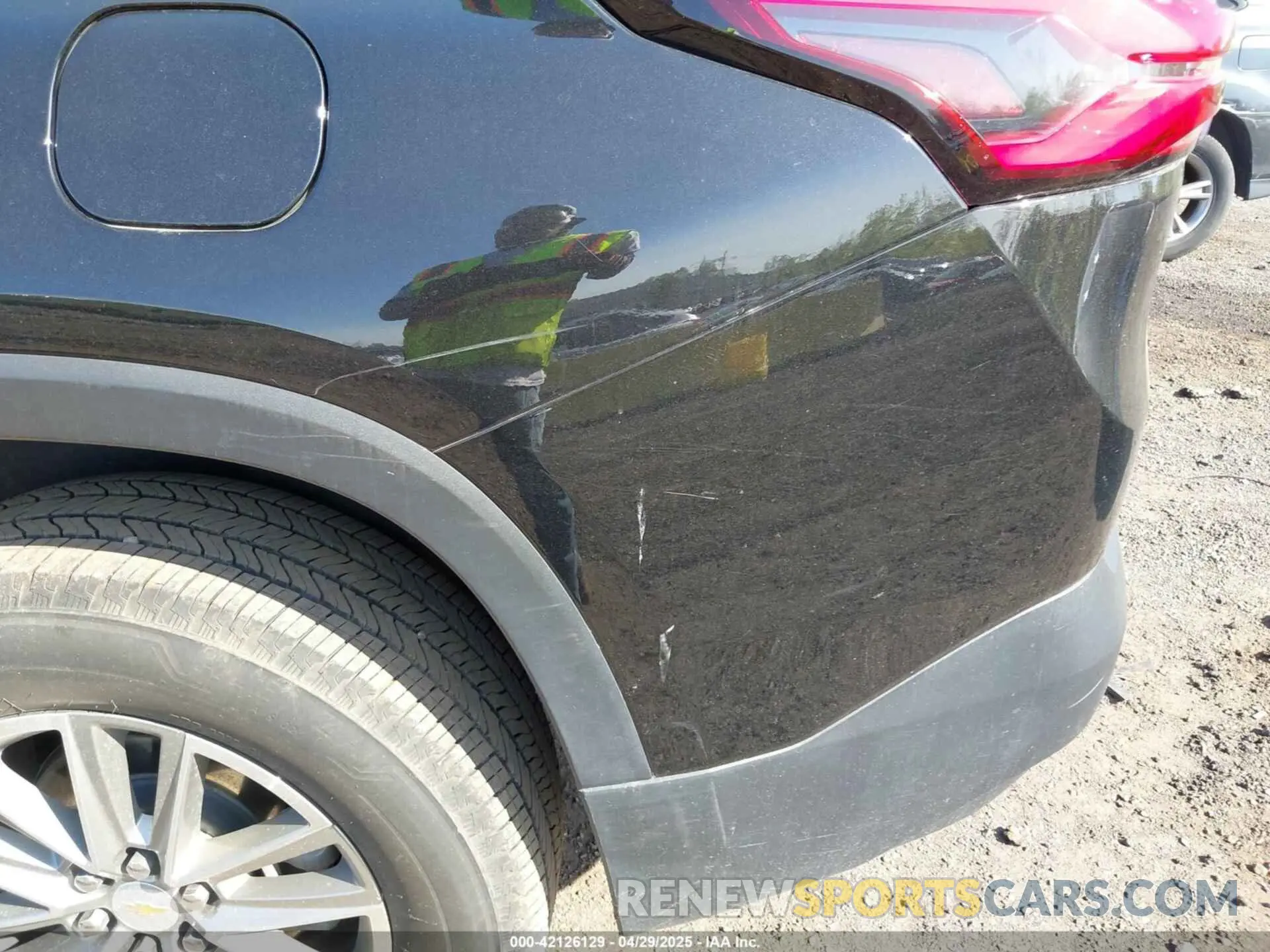 19 Photograph of a damaged car 1GNEVHKW6PJ184282 CHEVROLET TRAVERSE 2023