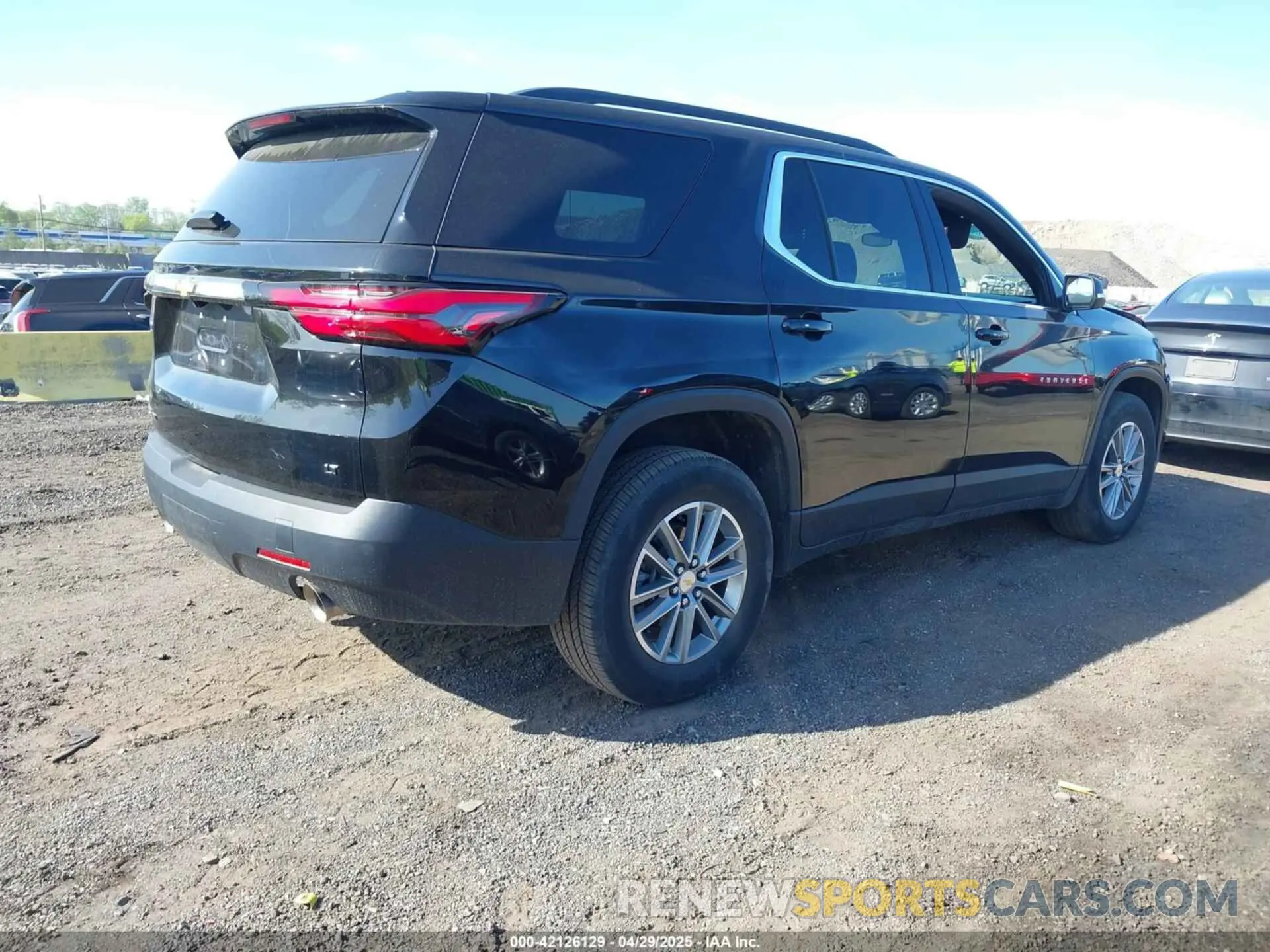 4 Photograph of a damaged car 1GNEVHKW6PJ184282 CHEVROLET TRAVERSE 2023