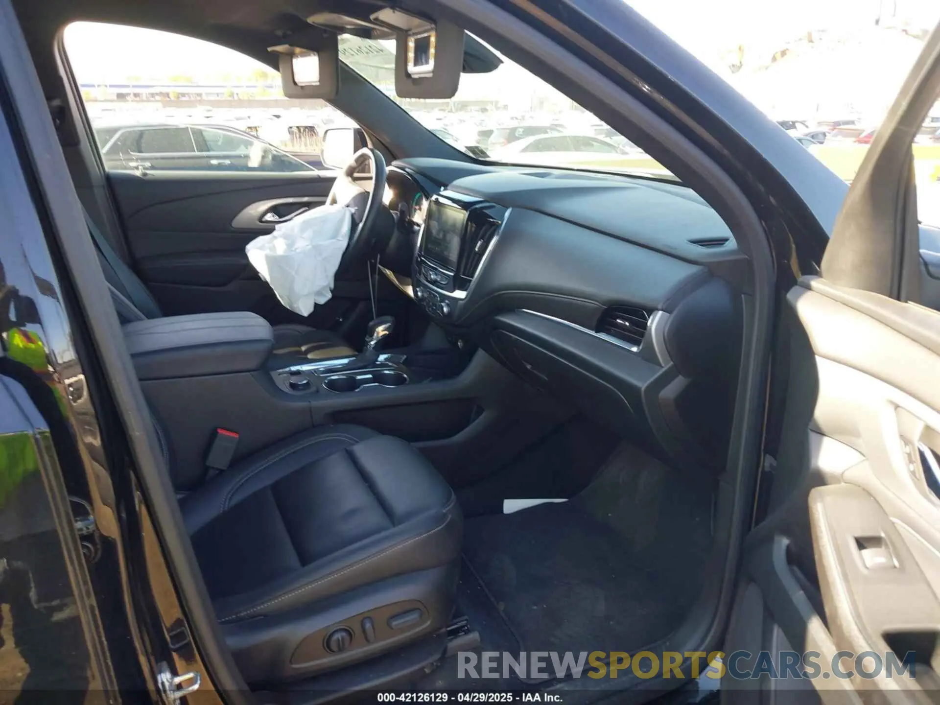 5 Photograph of a damaged car 1GNEVHKW6PJ184282 CHEVROLET TRAVERSE 2023