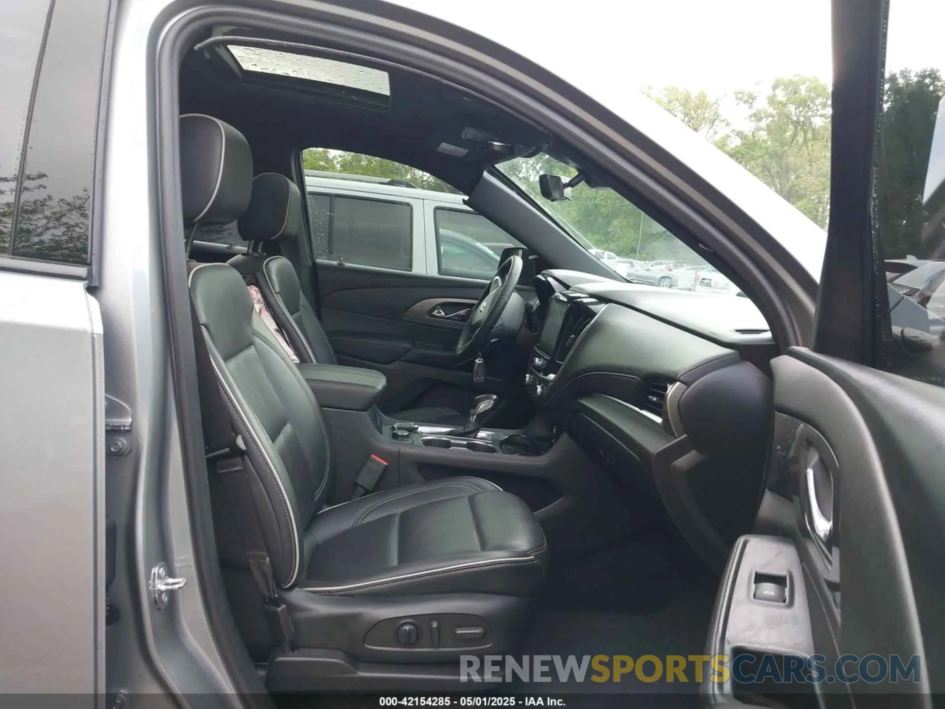 5 Photograph of a damaged car 1GNEVKKW6PJ162568 CHEVROLET TRAVERSE 2023