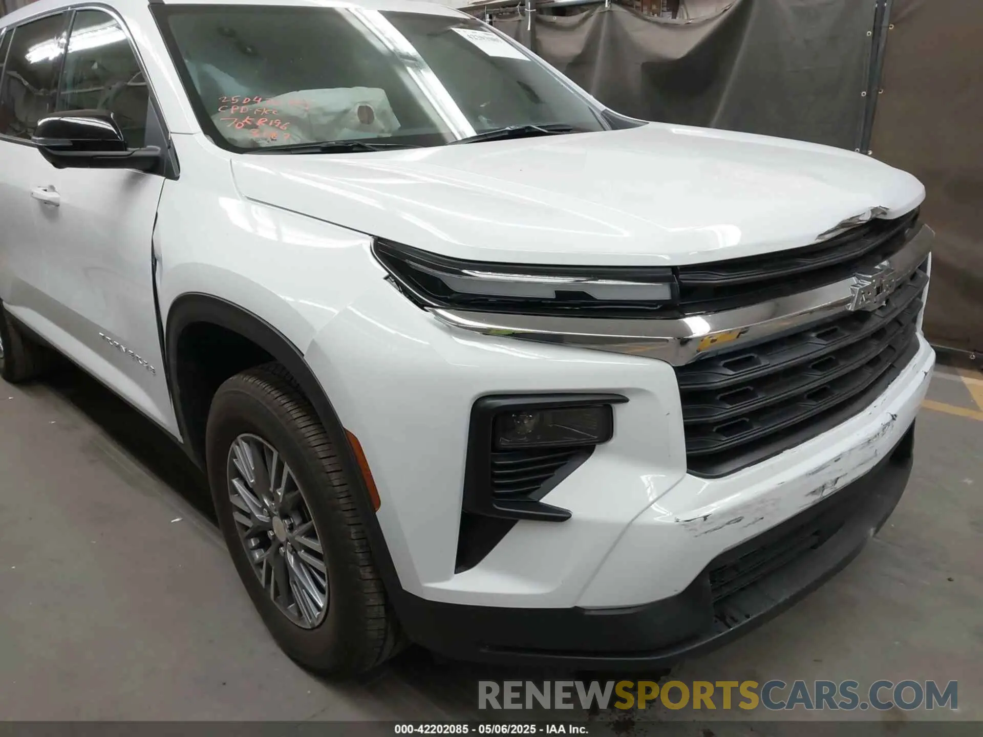 6 Photograph of a damaged car 1GNEREKS5RJ238187 CHEVROLET TRAVERSE 2024