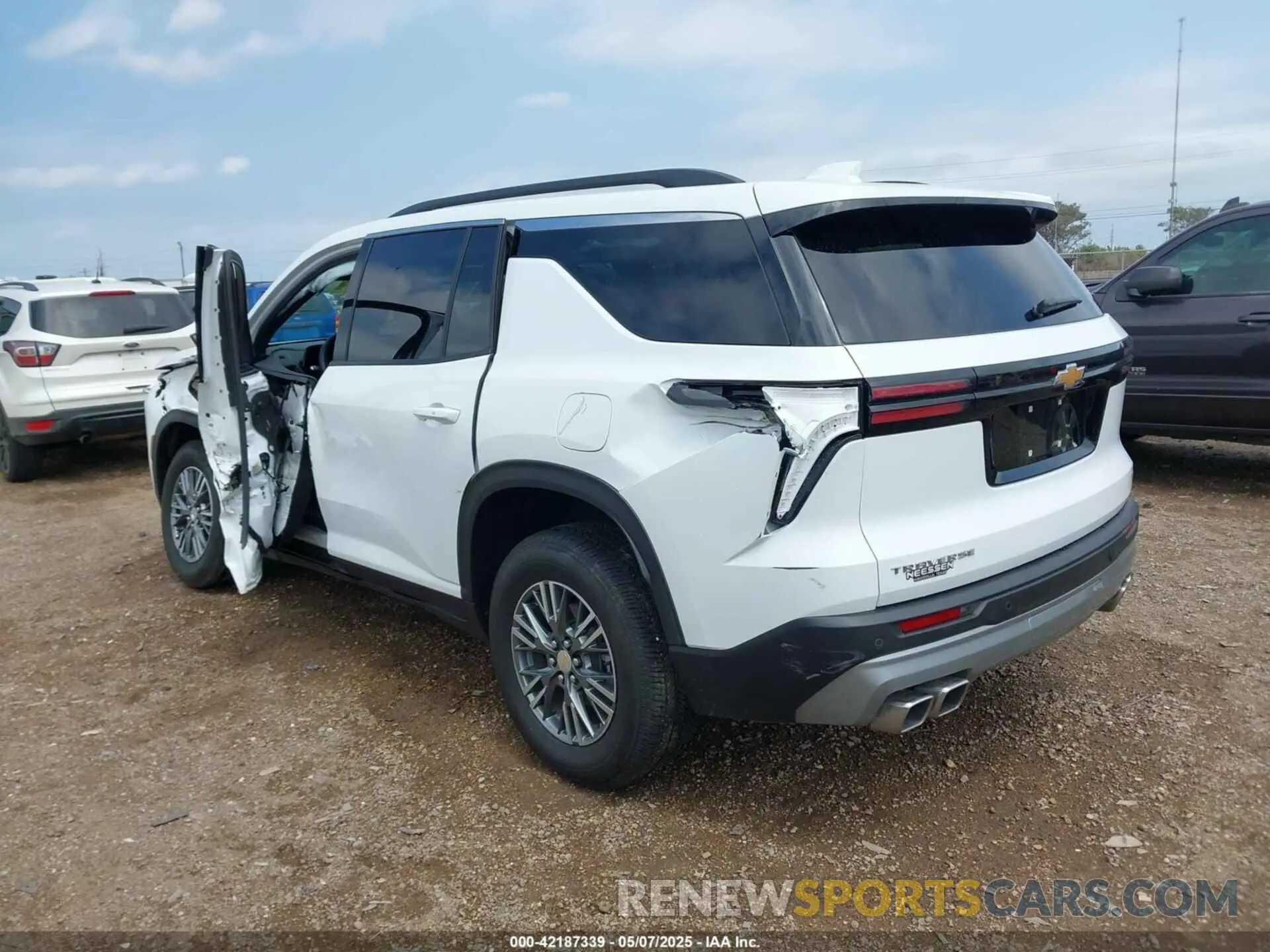 3 Photograph of a damaged car 1GNERGKS7RJ215585 CHEVROLET TRAVERSE 2024