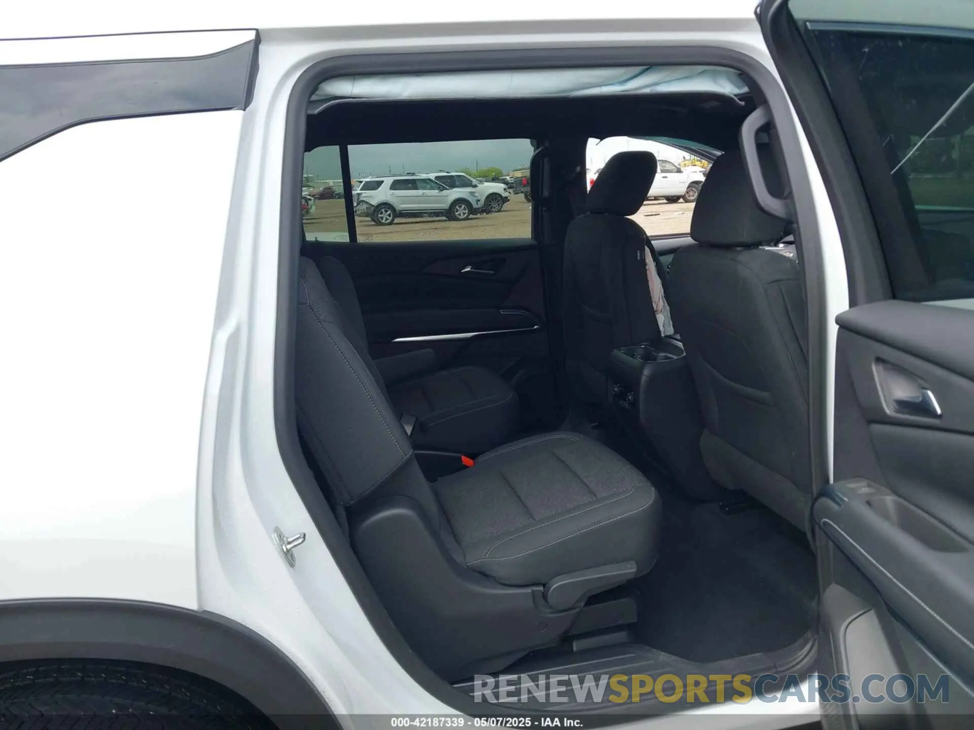 8 Photograph of a damaged car 1GNERGKS7RJ215585 CHEVROLET TRAVERSE 2024