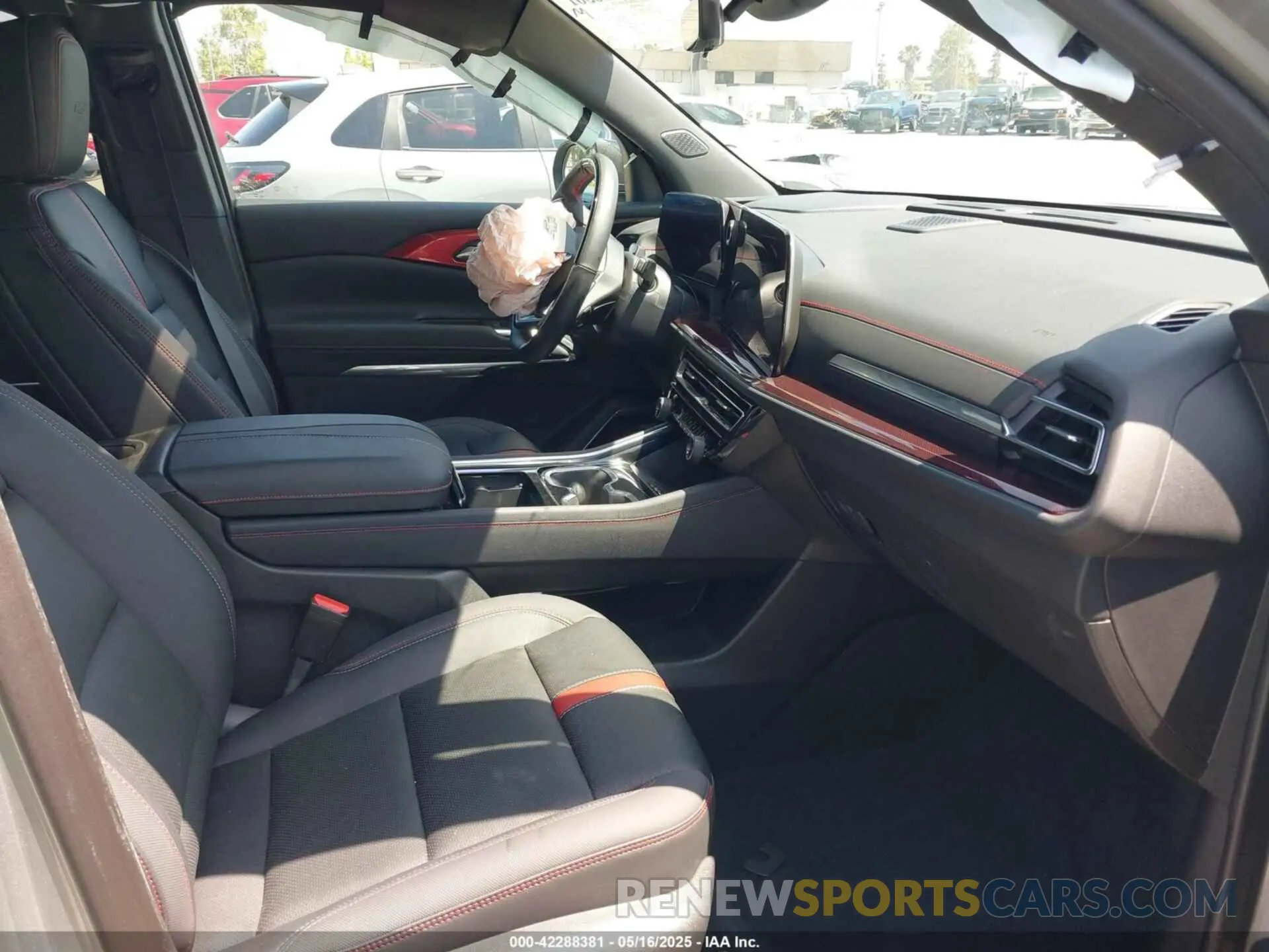 5 Photograph of a damaged car 1GNERLKS8RJ241492 CHEVROLET TRAVERSE 2024