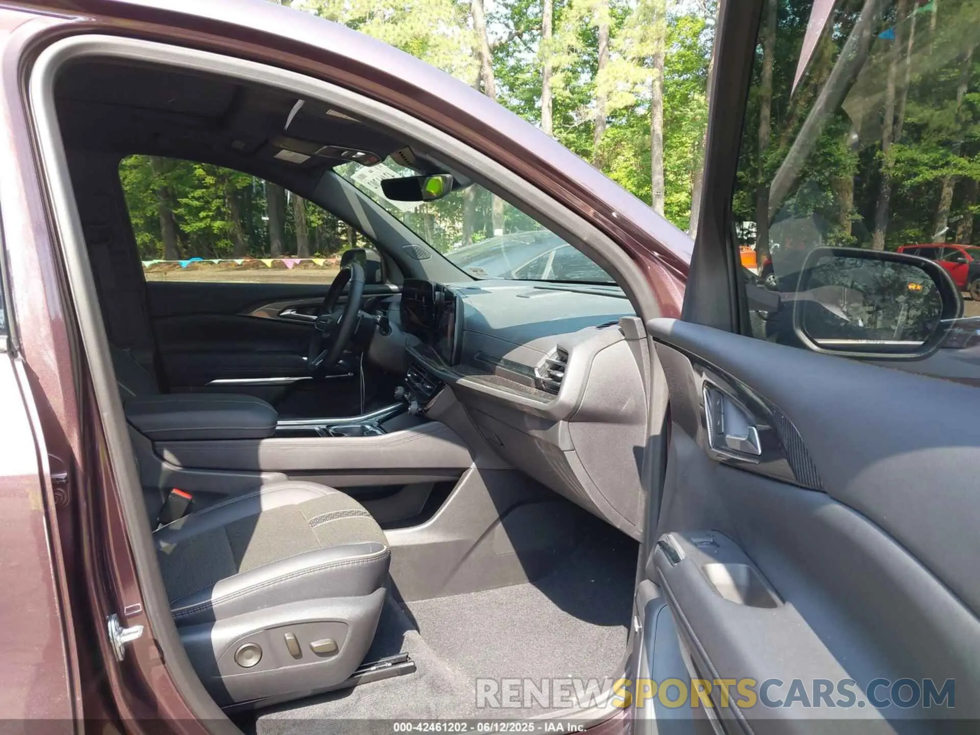 5 Photograph of a damaged car 1GNERKRS2SJ224242 CHEVROLET TRAVERSE 2025