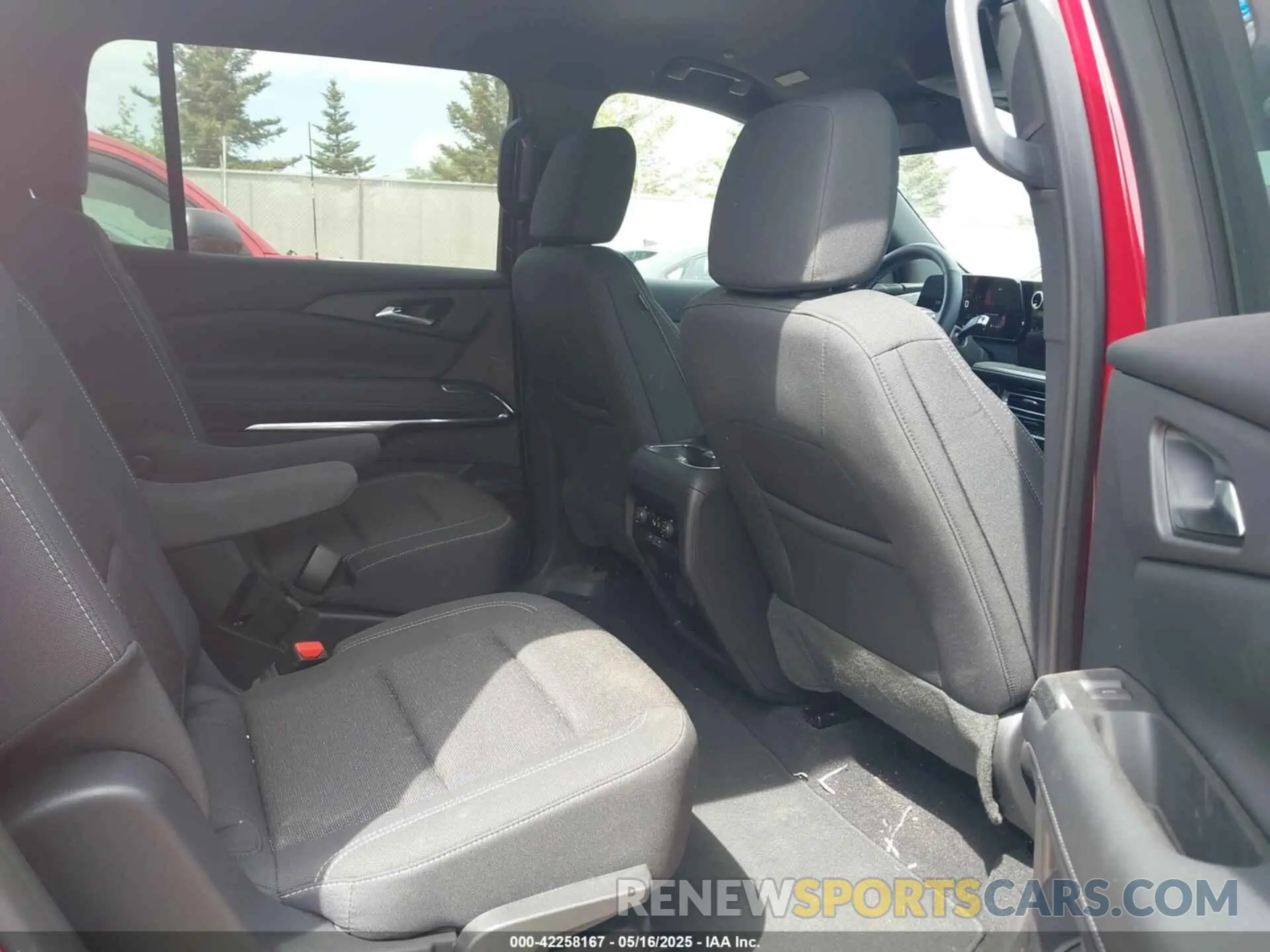 8 Photograph of a damaged car 1GNEVGRS8SJ113204 CHEVROLET TRAVERSE 2025