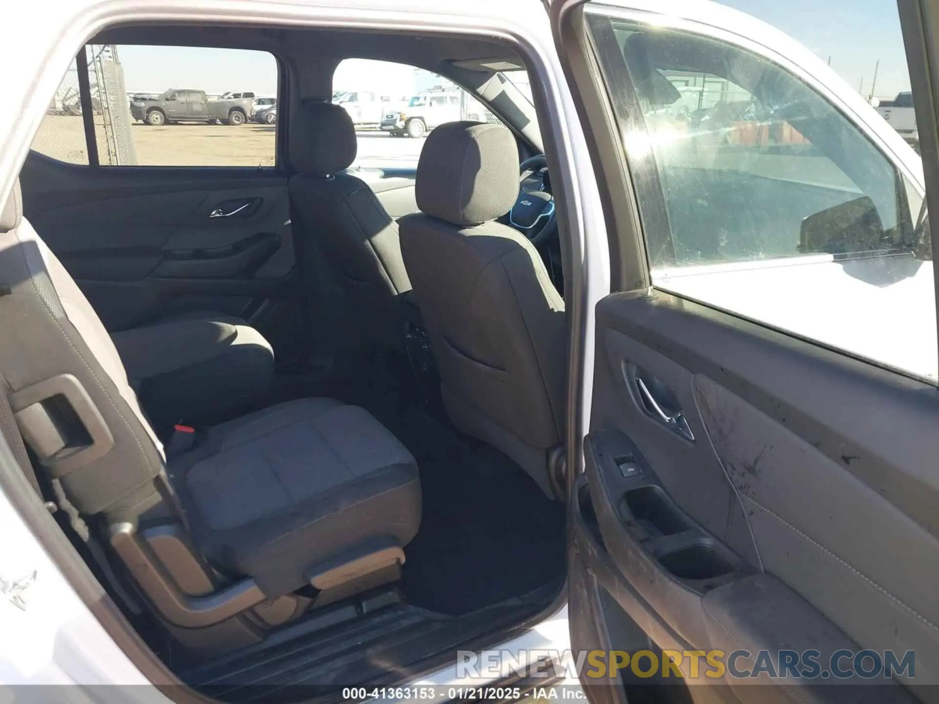 8 Photograph of a damaged car 1GNESVKW5RJ129641 CHEVROLET TRAVERSE LIMITED 2024
