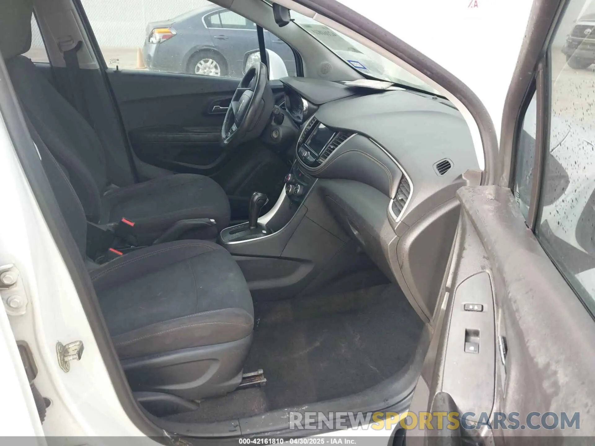5 Photograph of a damaged car 3GNCJKSB0KL233670 CHEVROLET TRAX 2019