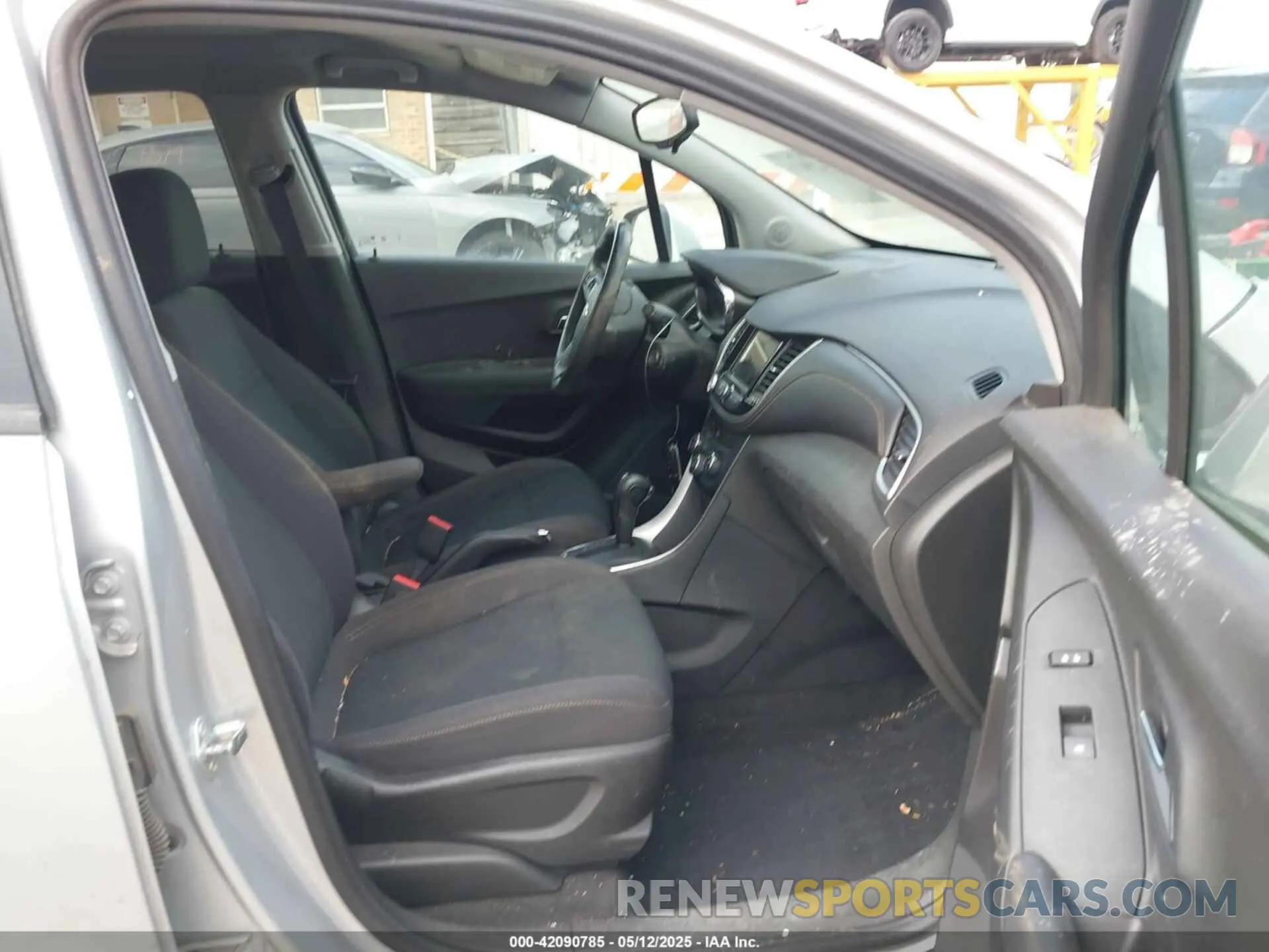 5 Photograph of a damaged car 3GNCJKSB0KL253210 CHEVROLET TRAX 2019