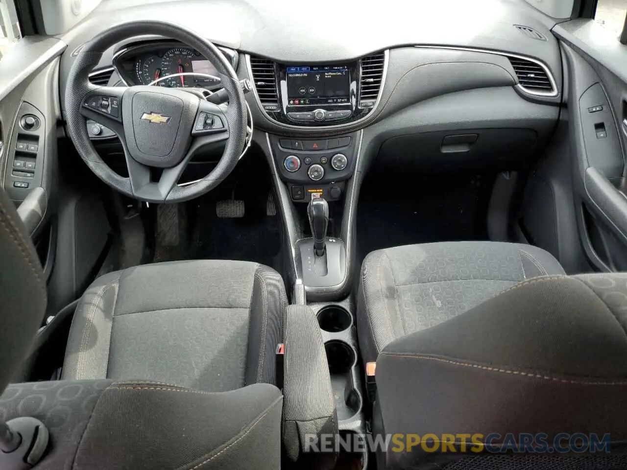 8 Photograph of a damaged car 3GNCJKSB0KL393452 CHEVROLET TRAX 2019