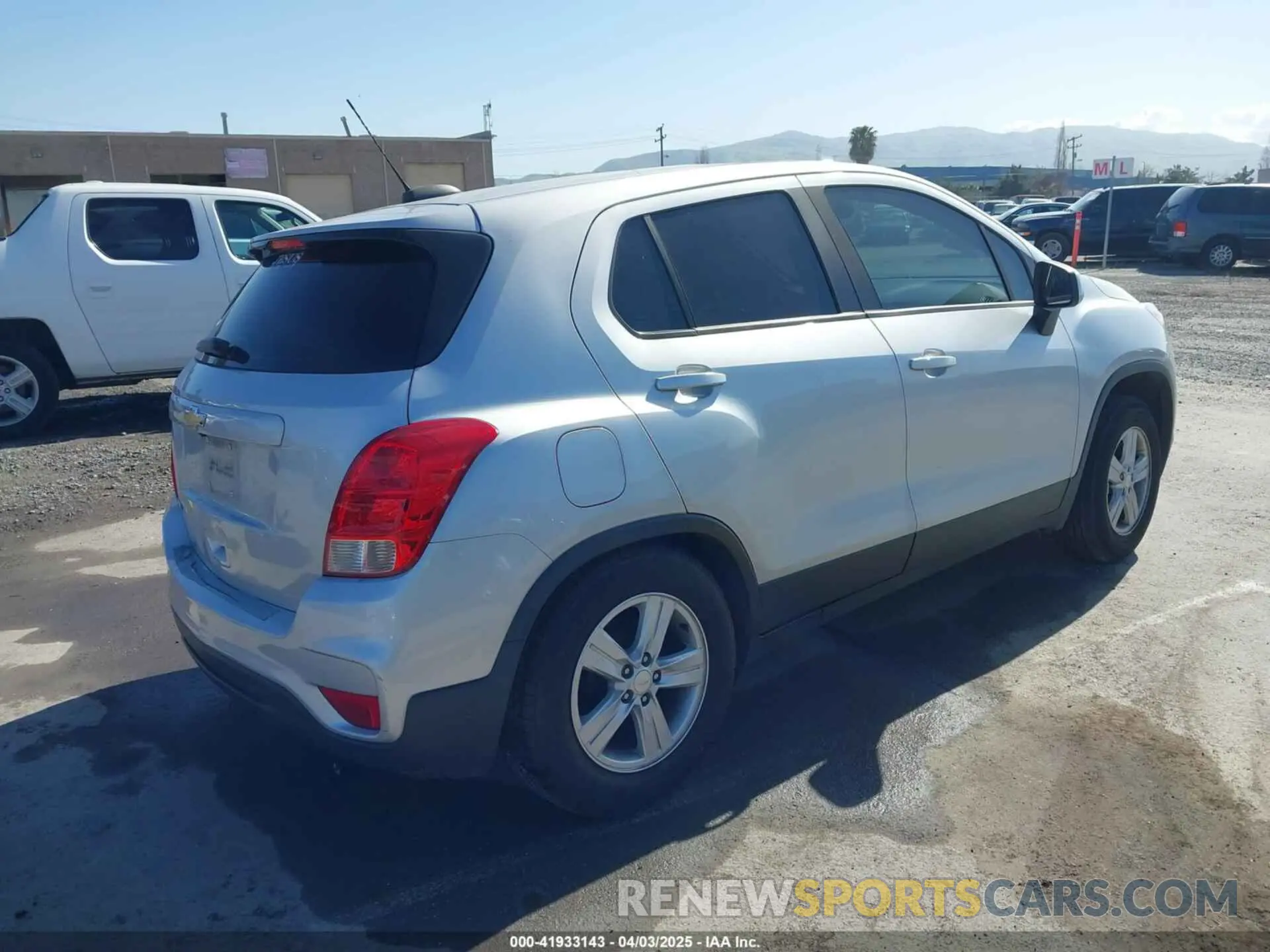4 Фотография поврежденного автомобиля 3GNCJKSB3KL261348 CHEVROLET TRAX 2019