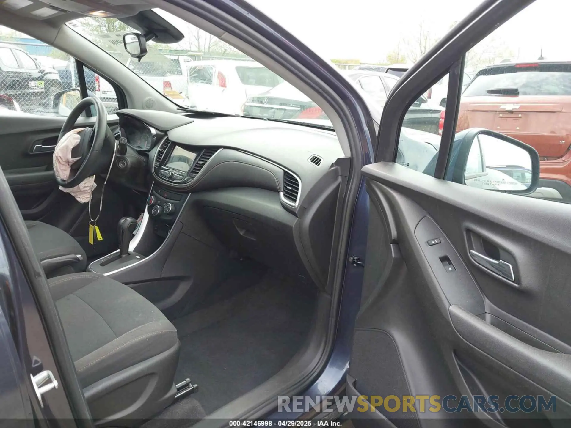 5 Фотография поврежденного автомобиля 3GNCJKSB4KL260306 CHEVROLET TRAX 2019