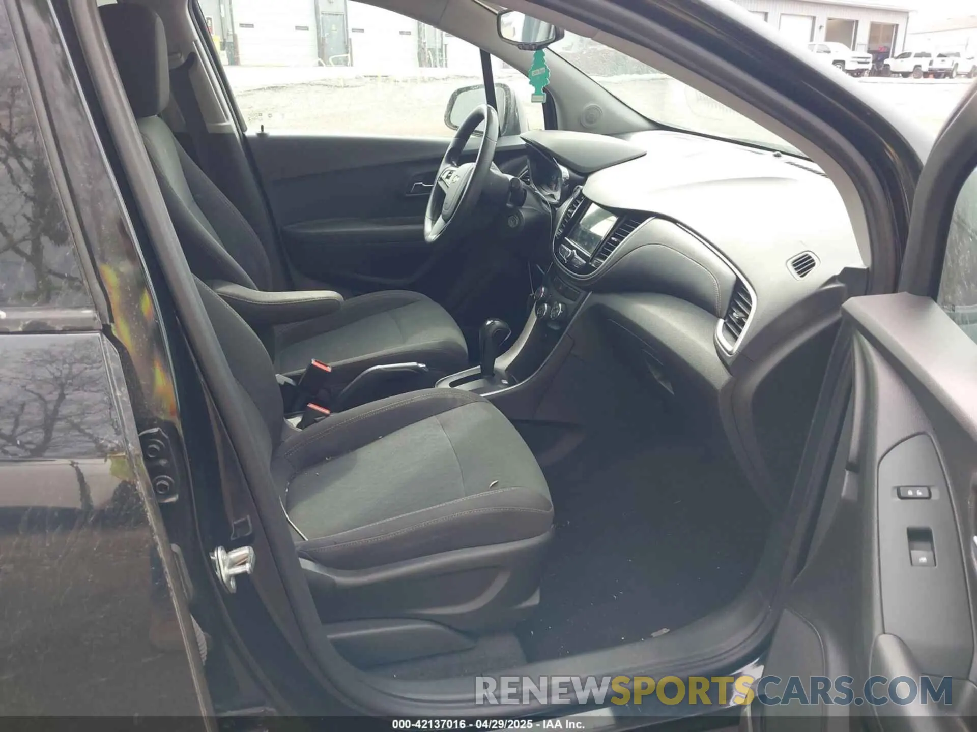 5 Photograph of a damaged car 3GNCJKSB7KL287810 CHEVROLET TRAX 2019