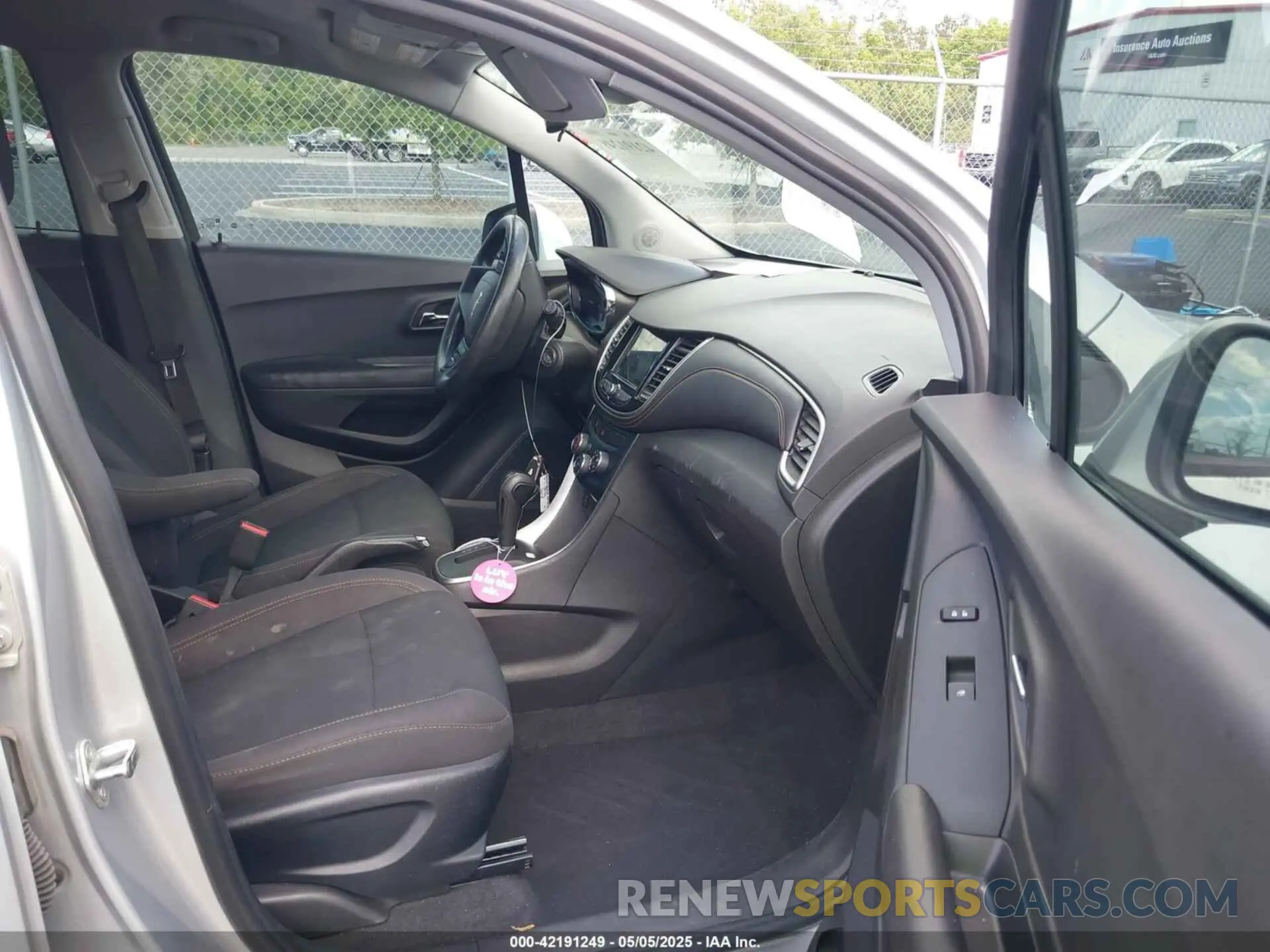 5 Photograph of a damaged car 3GNCJKSB9KL211344 CHEVROLET TRAX 2019