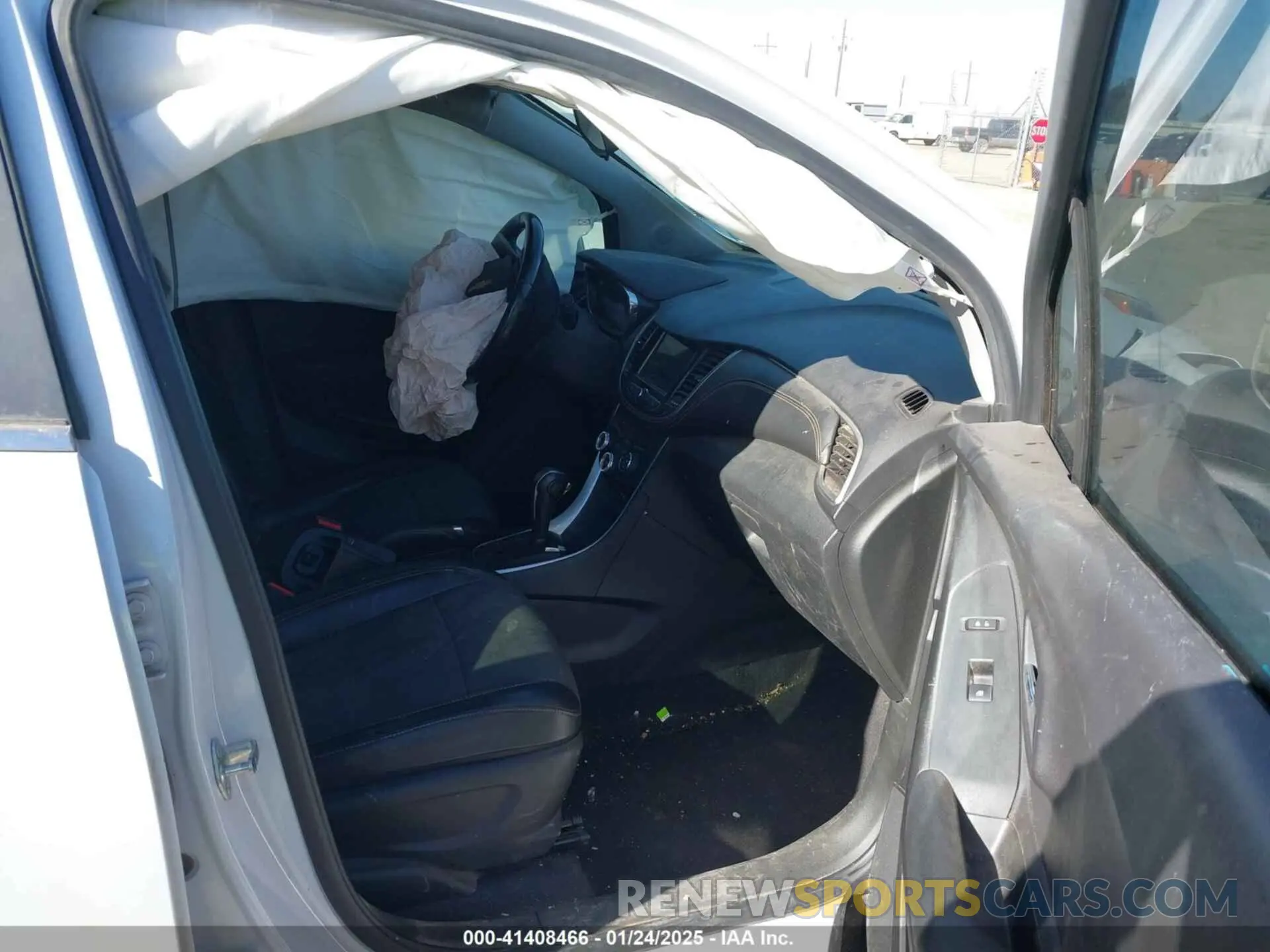 5 Photograph of a damaged car 3GNCJLSB0KL150987 CHEVROLET TRAX 2019