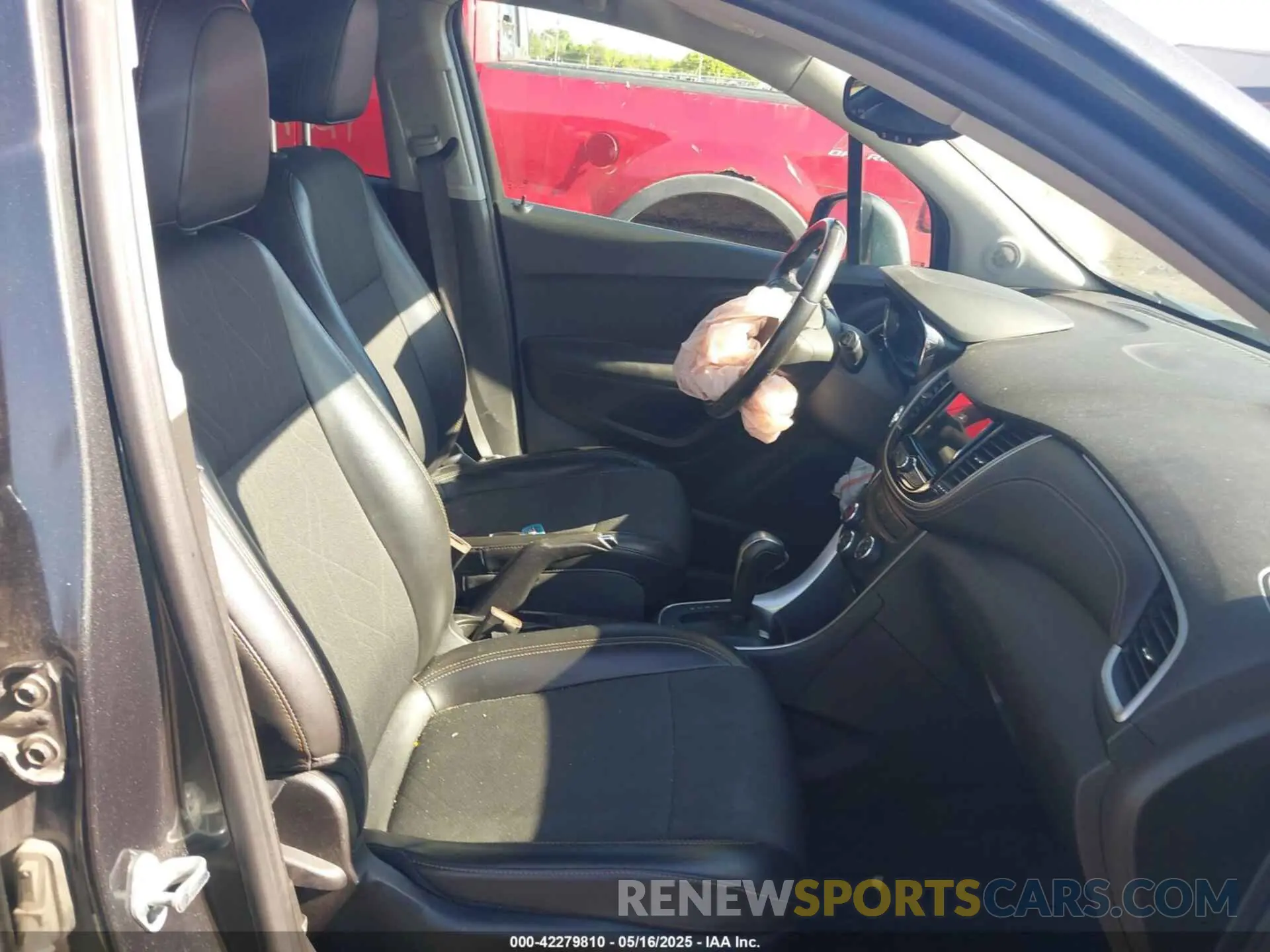 5 Photograph of a damaged car 3GNCJLSB0KL326209 CHEVROLET TRAX 2019