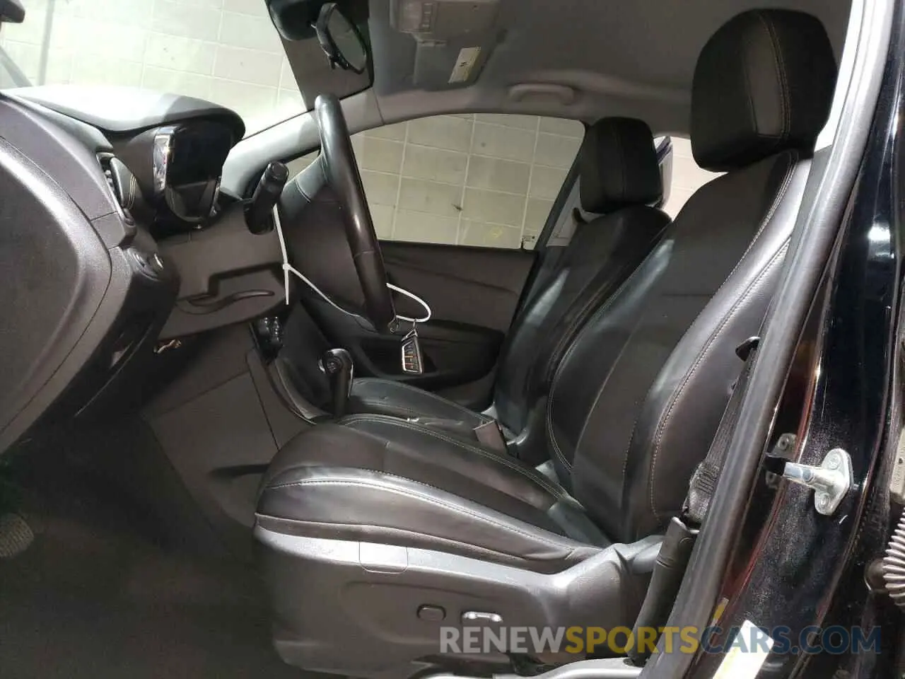 7 Photograph of a damaged car 3GNCJLSB2KL370907 CHEVROLET TRAX 2019