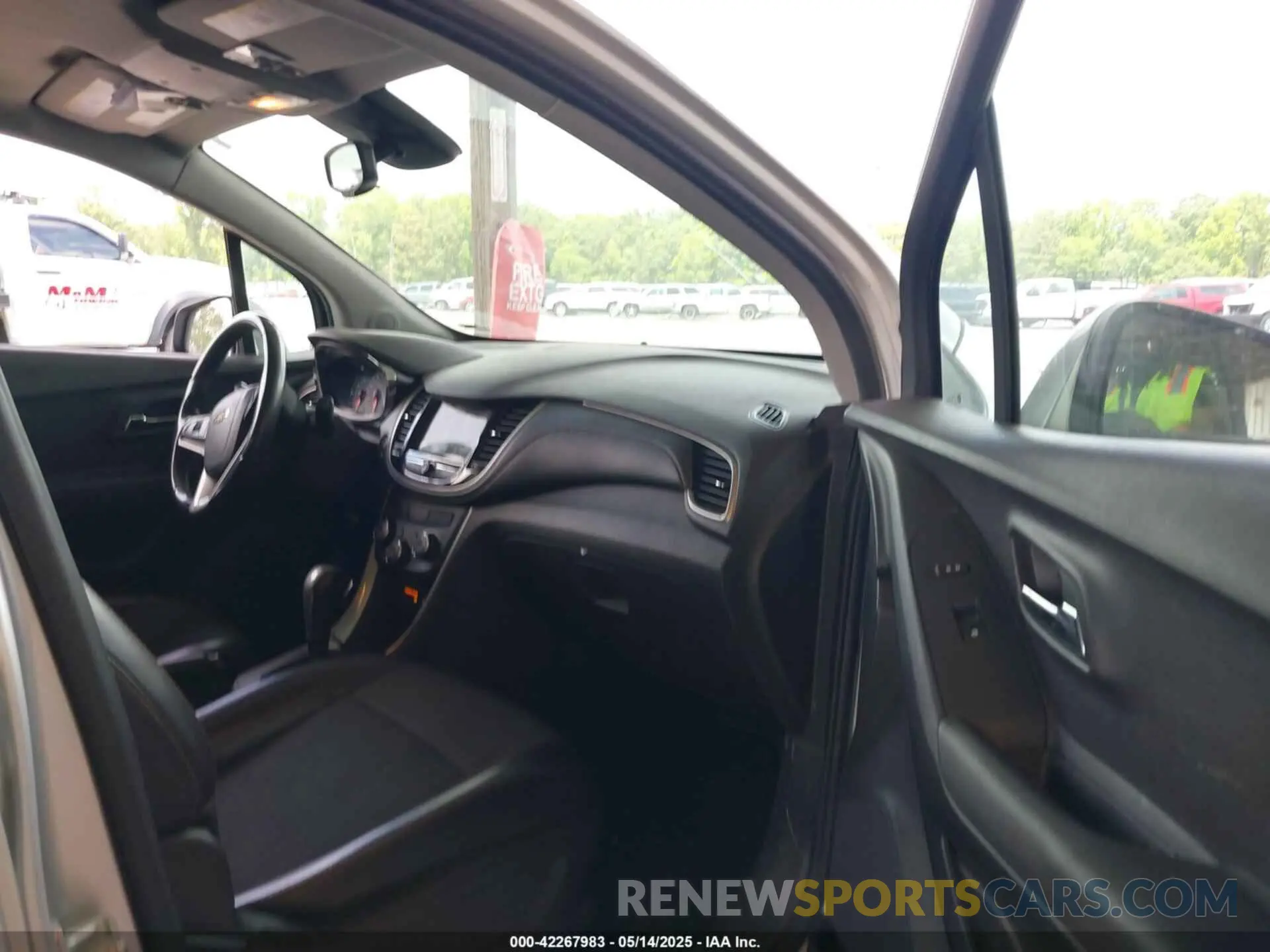 5 Photograph of a damaged car 3GNCJLSB5KL164609 CHEVROLET TRAX 2019