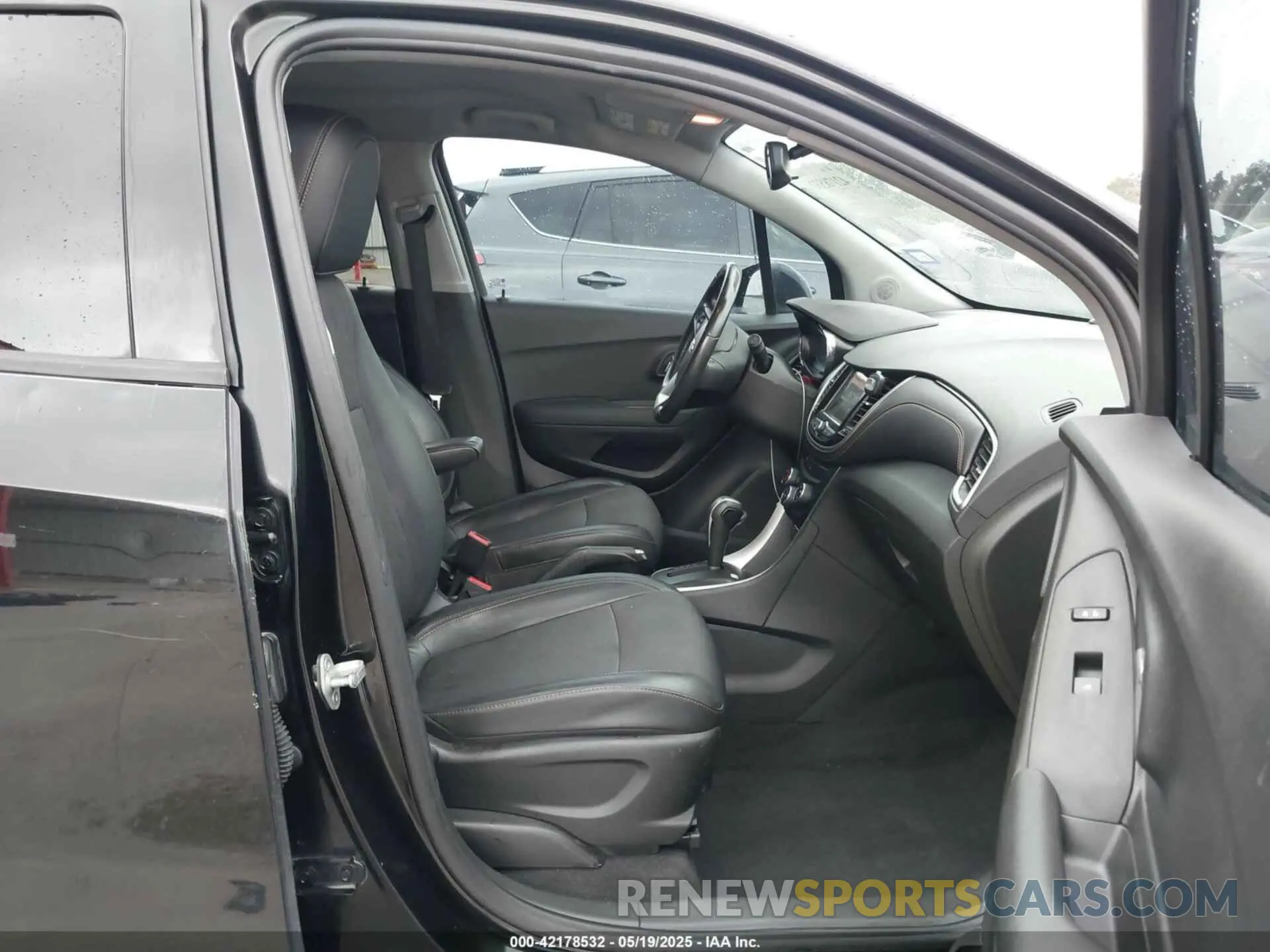 5 Photograph of a damaged car 3GNCJLSB5KL258165 CHEVROLET TRAX 2019