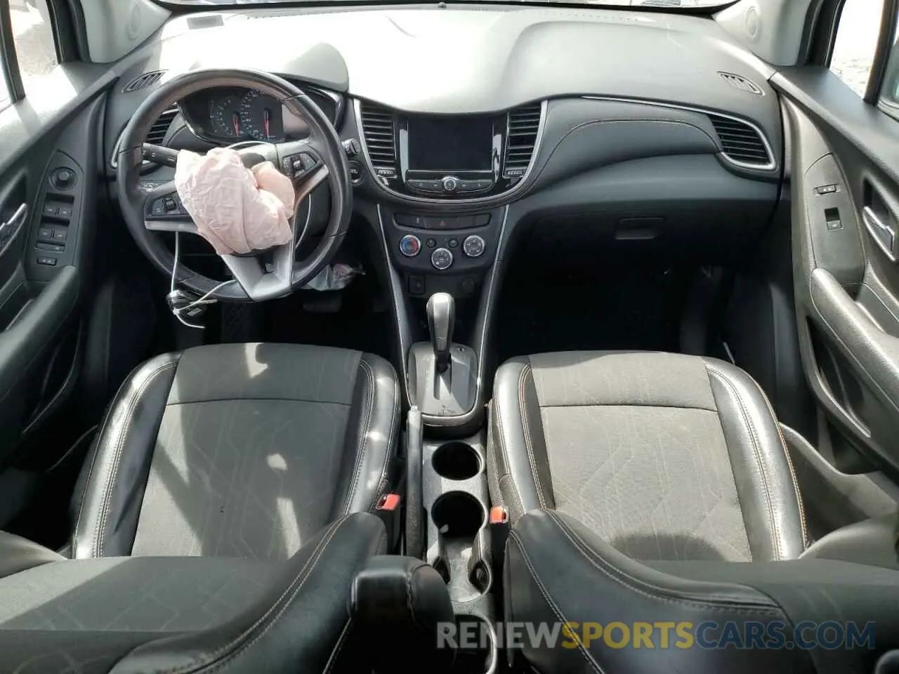 8 Photograph of a damaged car 3GNCJLSB6KL112504 CHEVROLET TRAX 2019