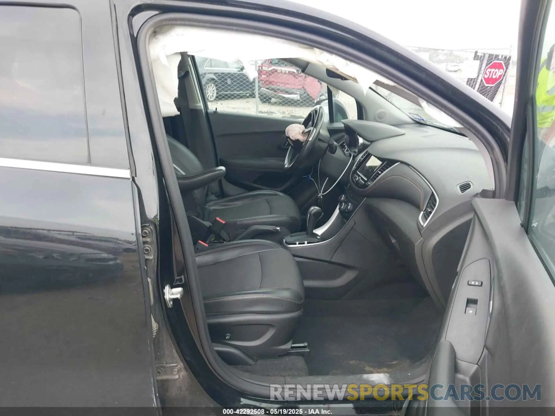5 Photograph of a damaged car 3GNCJLSB8KL213334 CHEVROLET TRAX 2019
