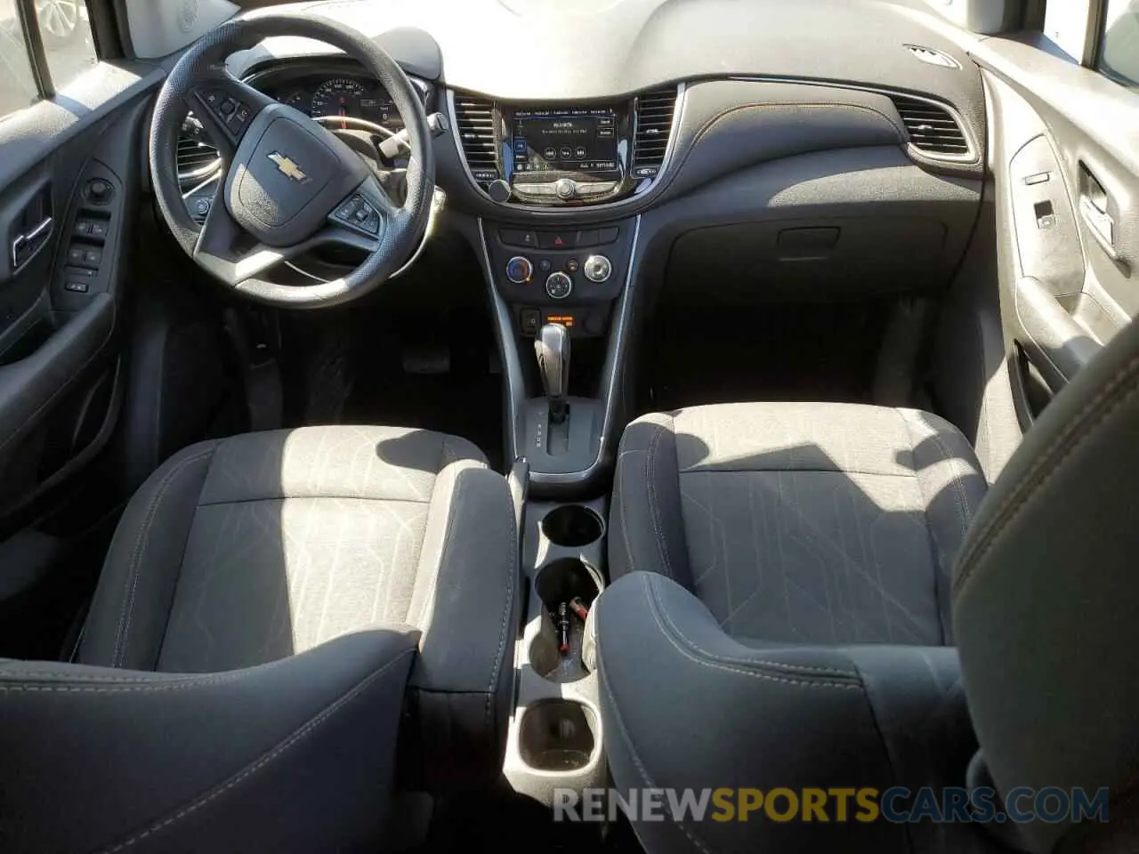 8 Photograph of a damaged car 3GNCJLSB9KL218350 CHEVROLET TRAX 2019