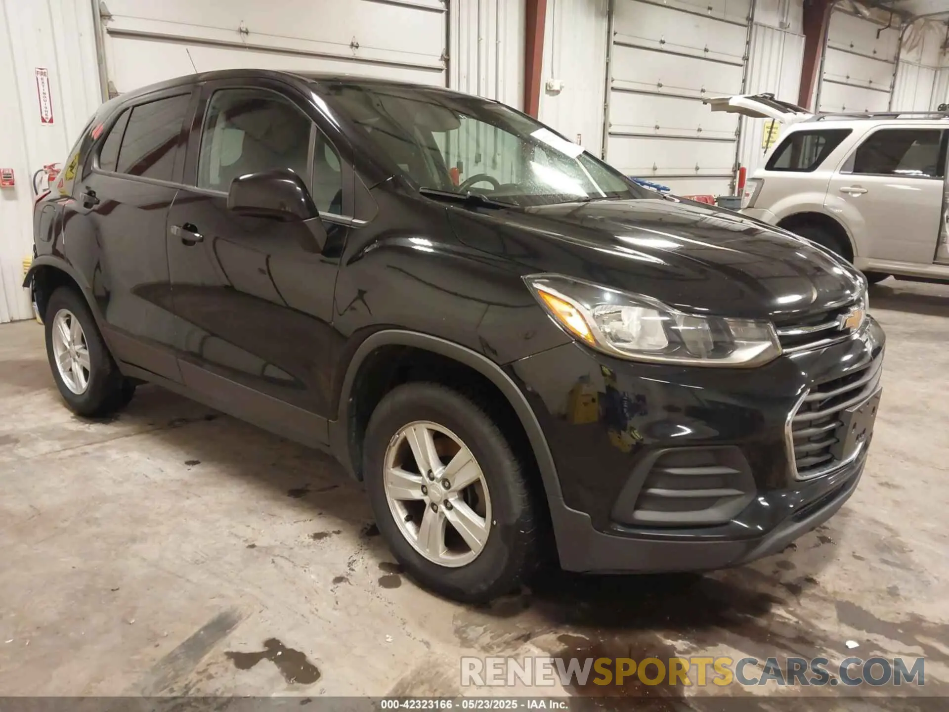 1 Photograph of a damaged car 3GNCJNSB2KL167995 CHEVROLET TRAX 2019