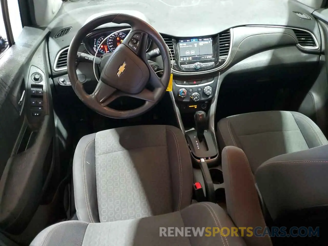 8 Photograph of a damaged car 3GNCJNSB4KL231406 CHEVROLET TRAX 2019