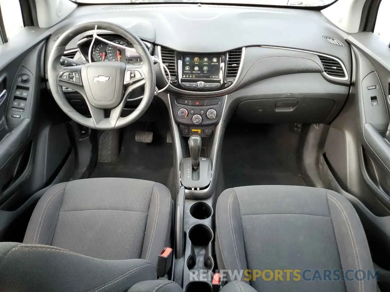 8 Photograph of a damaged car 3GNCJNSB5KL266696 CHEVROLET TRAX 2019