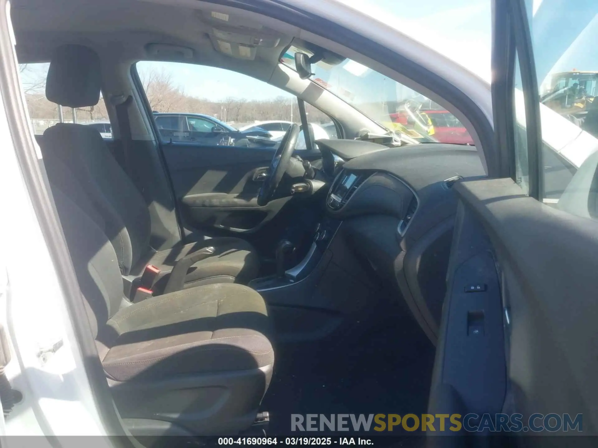 5 Photograph of a damaged car 3GNCJNSB5KL275804 CHEVROLET TRAX 2019