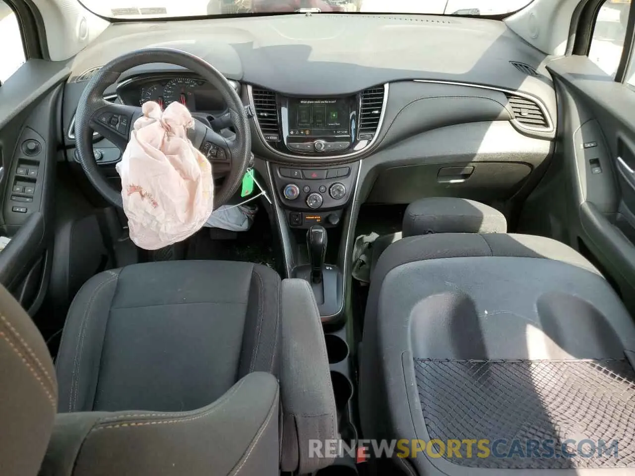 8 Photograph of a damaged car 3GNCJNSB5KL401899 CHEVROLET TRAX 2019
