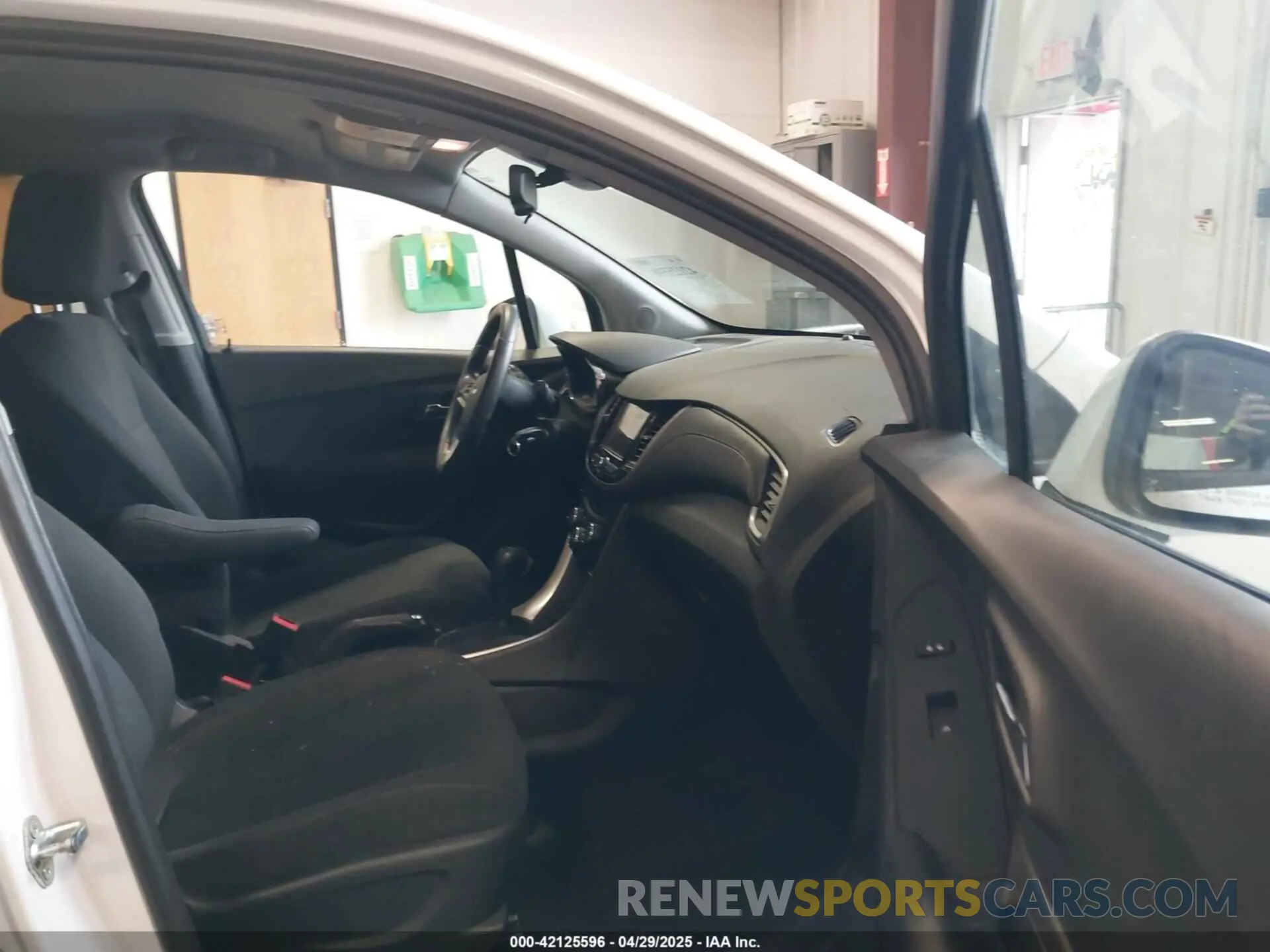 5 Photograph of a damaged car 3GNCJNSB6KL233755 CHEVROLET TRAX 2019