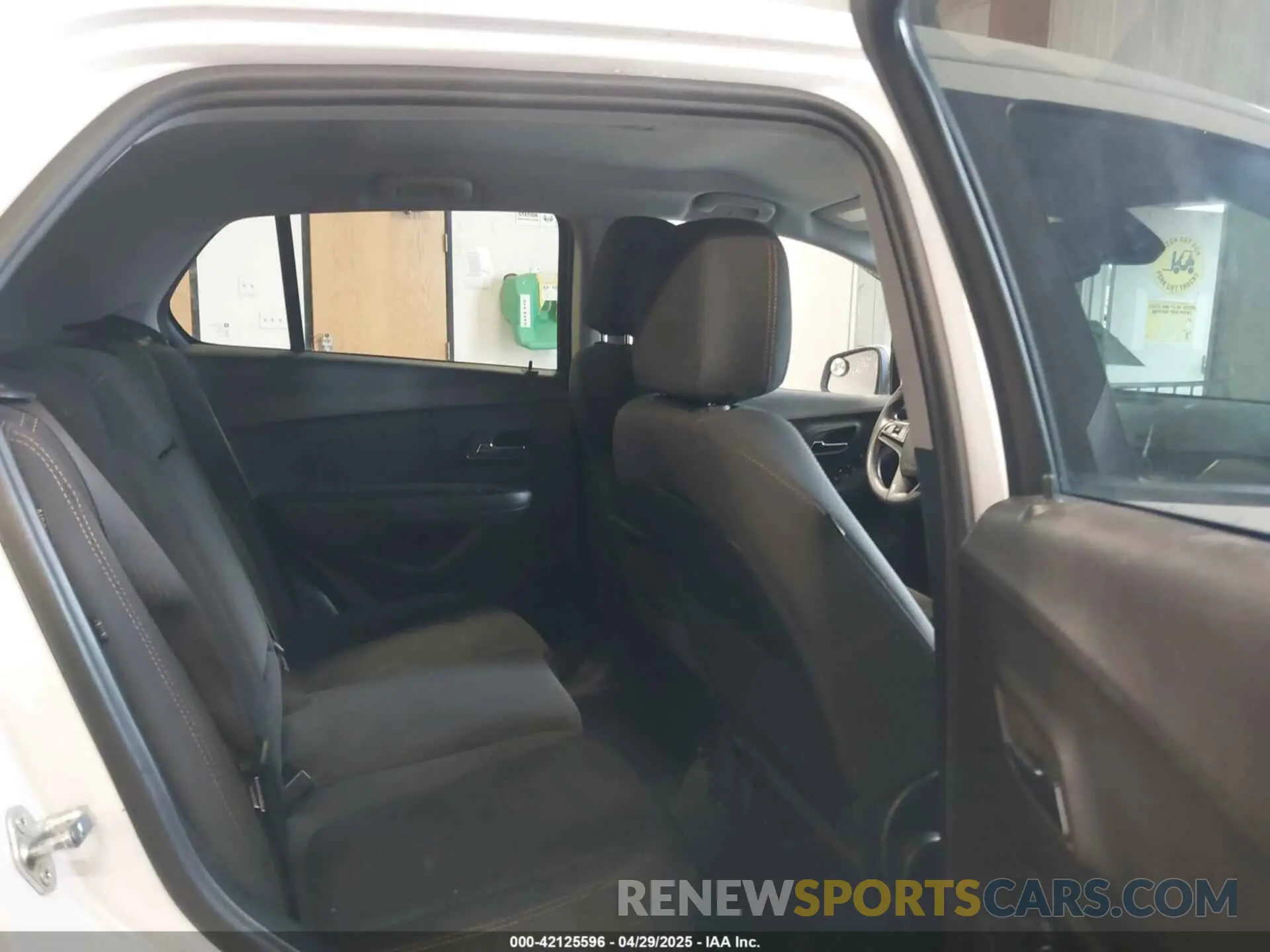8 Photograph of a damaged car 3GNCJNSB6KL233755 CHEVROLET TRAX 2019