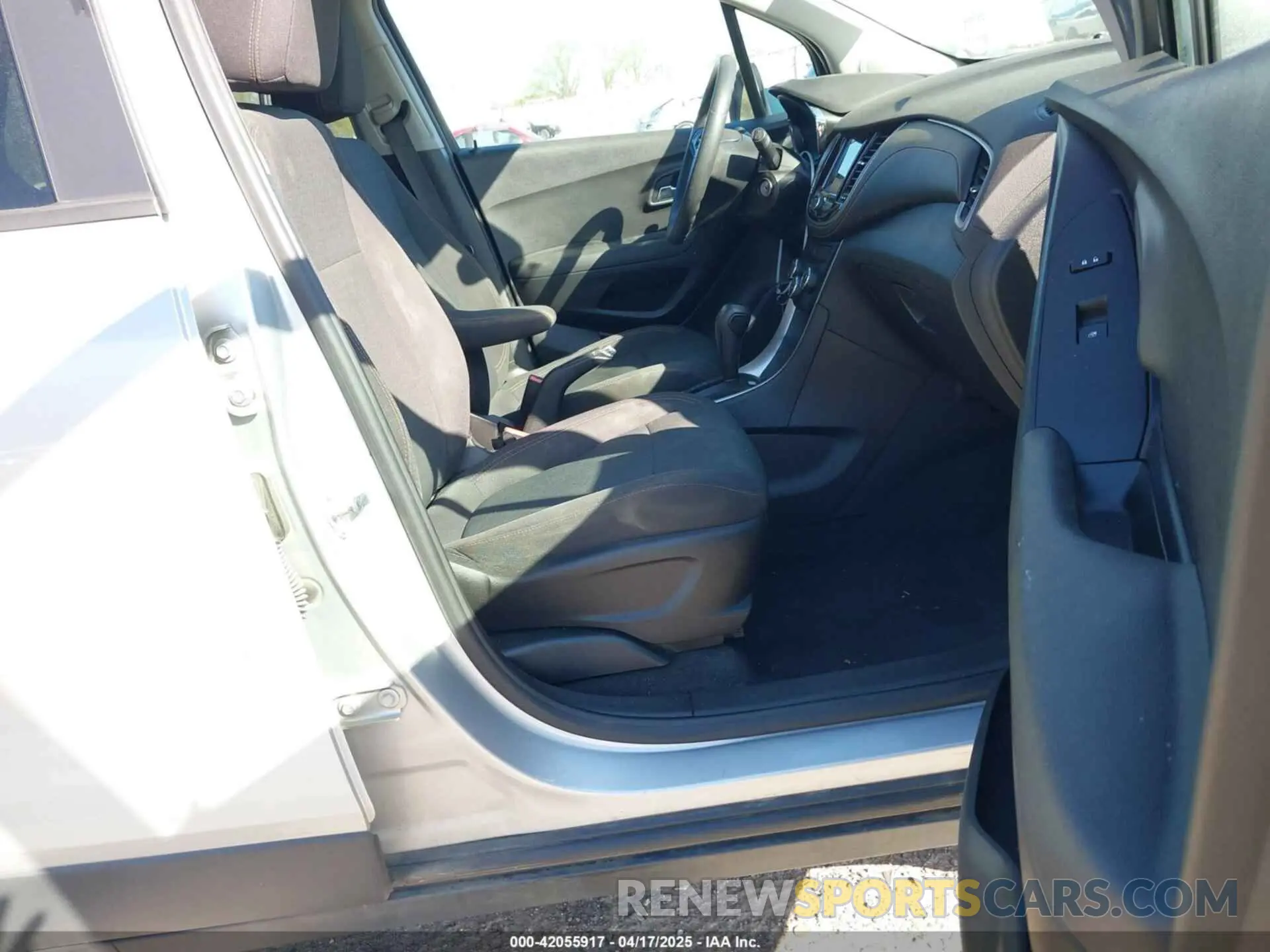 5 Фотография поврежденного автомобиля 3GNCJNSBXKL405219 CHEVROLET TRAX 2019