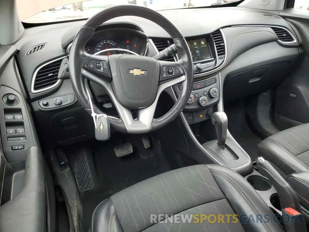 8 Photograph of a damaged car 3GNCJPSB6KL242757 CHEVROLET TRAX 2019