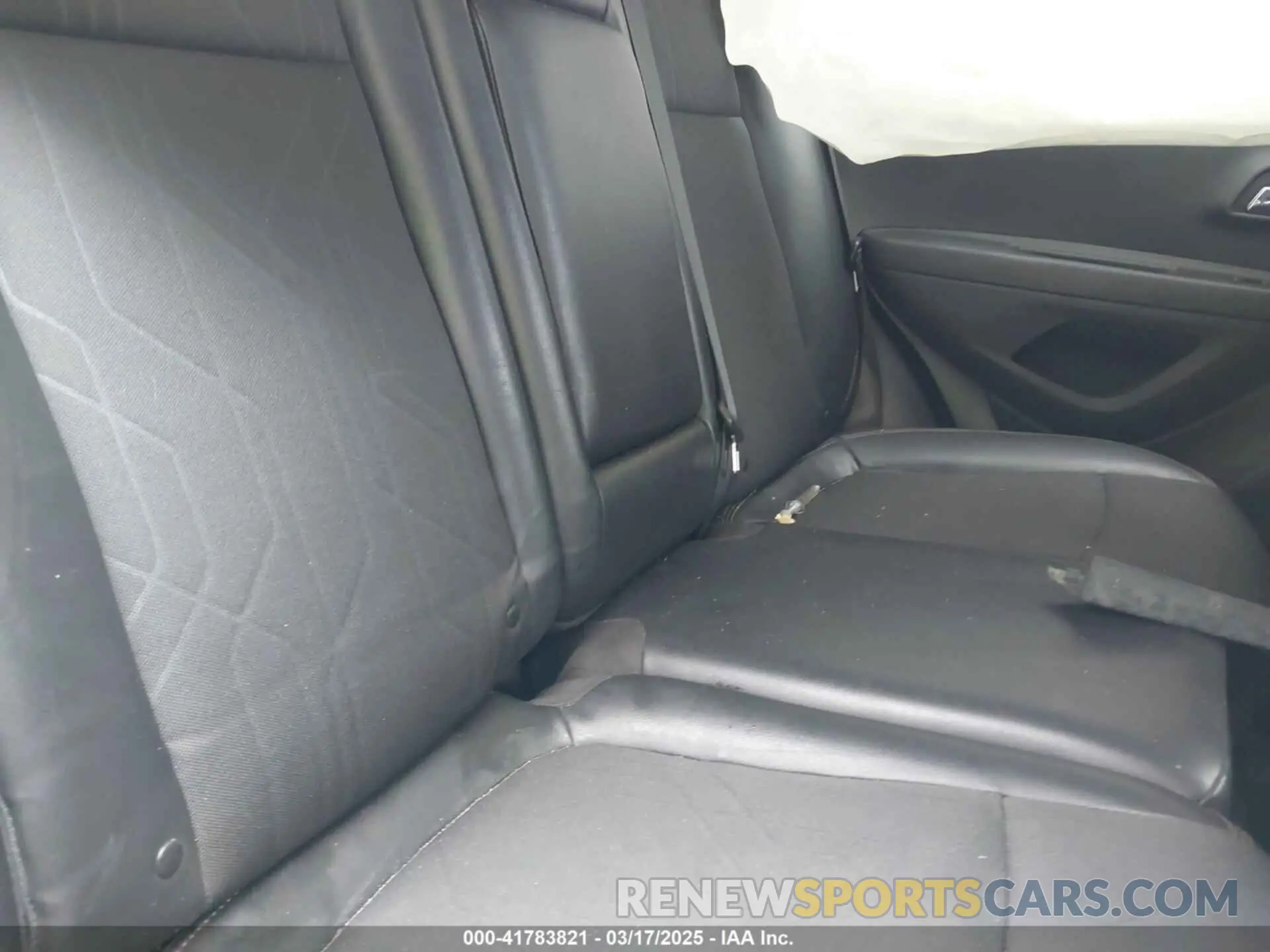 8 Photograph of a damaged car 3GNCJPSB6KL337318 CHEVROLET TRAX 2019
