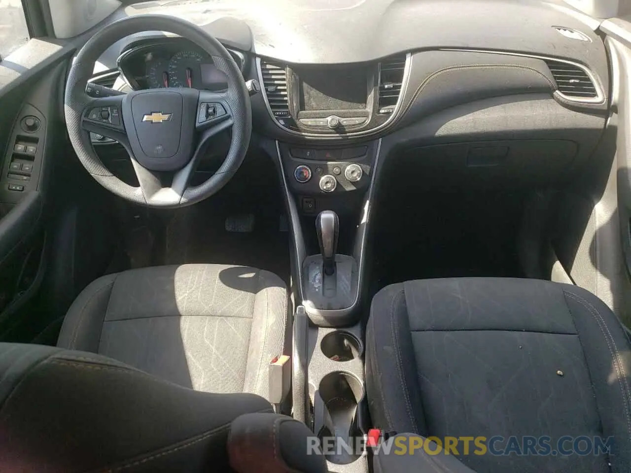 8 Photograph of a damaged car 3GNCJPSB8KL275369 CHEVROLET TRAX 2019