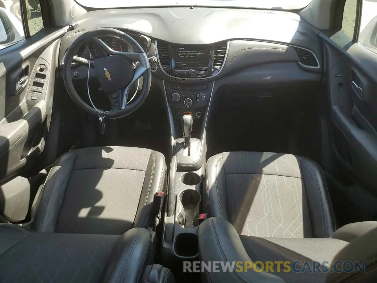 8 Фотография поврежденного автомобиля KL7CJLSB1KB870158 CHEVROLET TRAX 2019